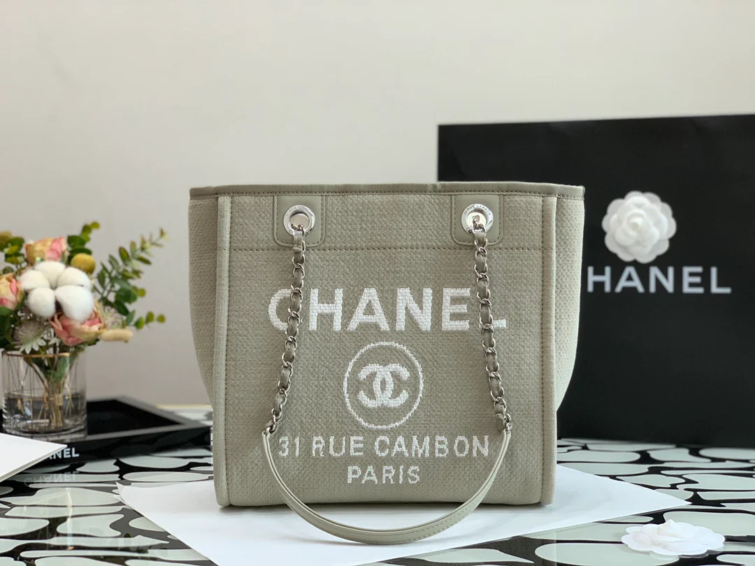 Пляжная сумка Chanel из коллекции осень/зима 2022 — бежевая — маленькая.