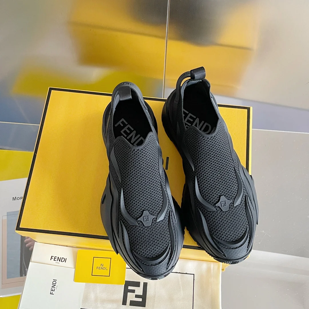 Новинка 2023 года от Fendi - кроссовки Flow Series Flyknit - черные.