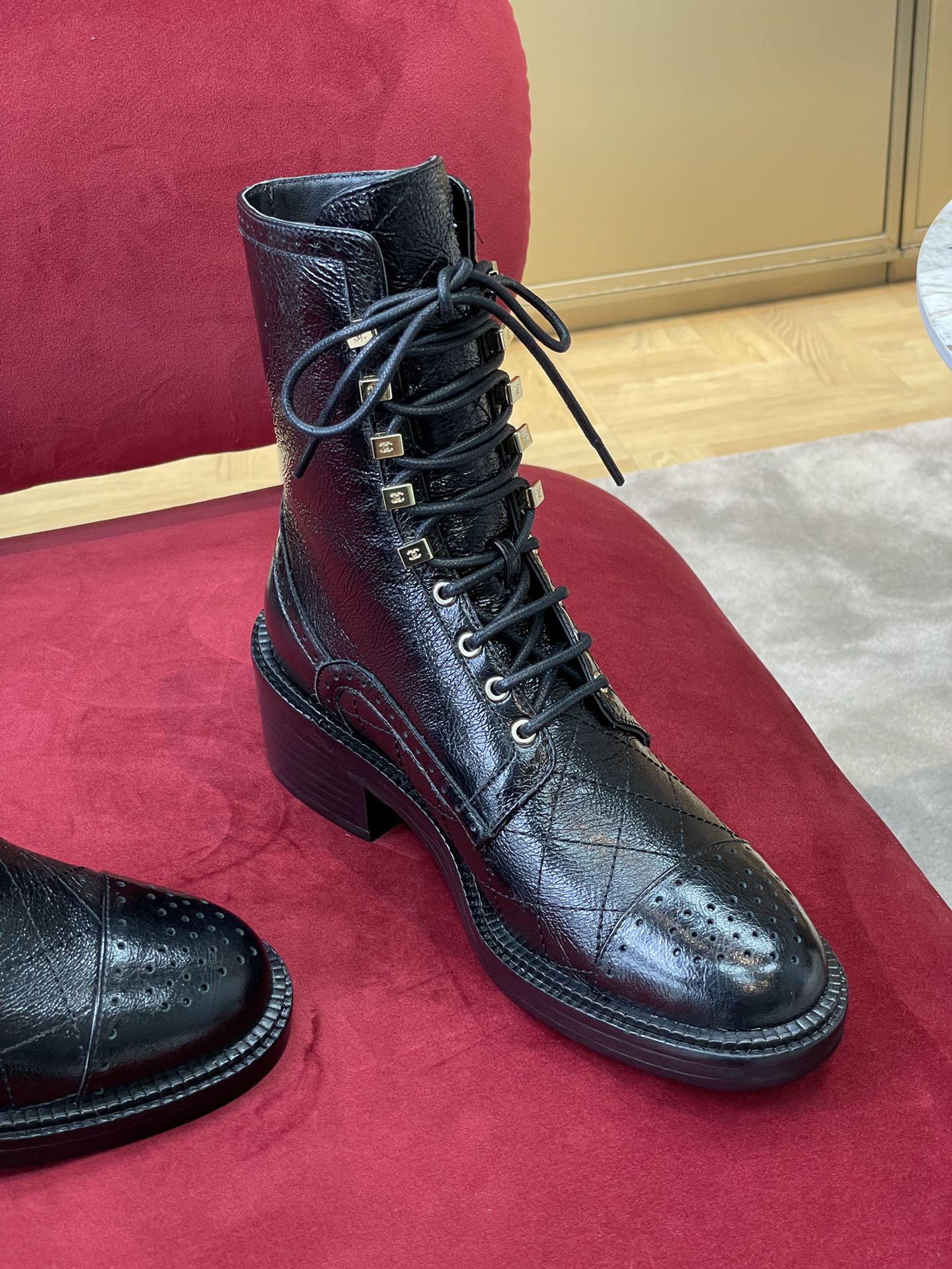 Новинка 2022 года от Chanel - Мотоциклетные ботинки с закругленным носком - Черные