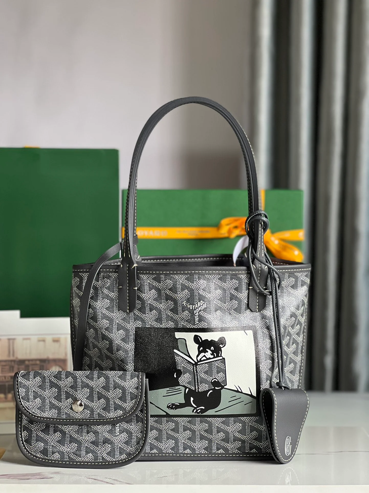 Сумка-тоут Goyard Anjou Mini Series с изображением французского бульдога, серая.