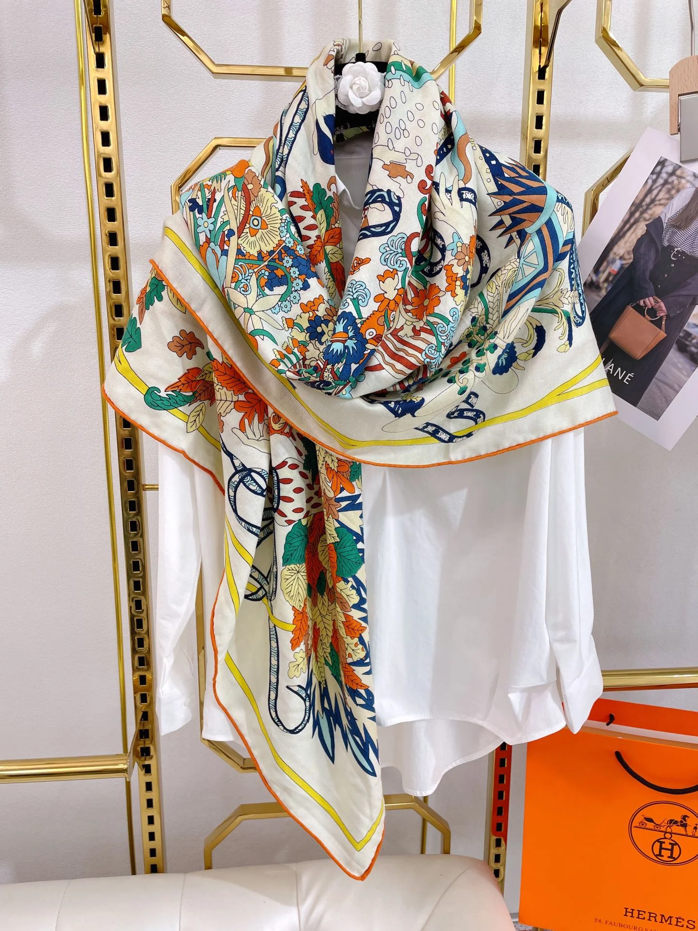 Шарф Hermes - ?Коронация короля четырех времен года? (квадратный) - 140 см - 70% кашемир - 30% шелк - белый