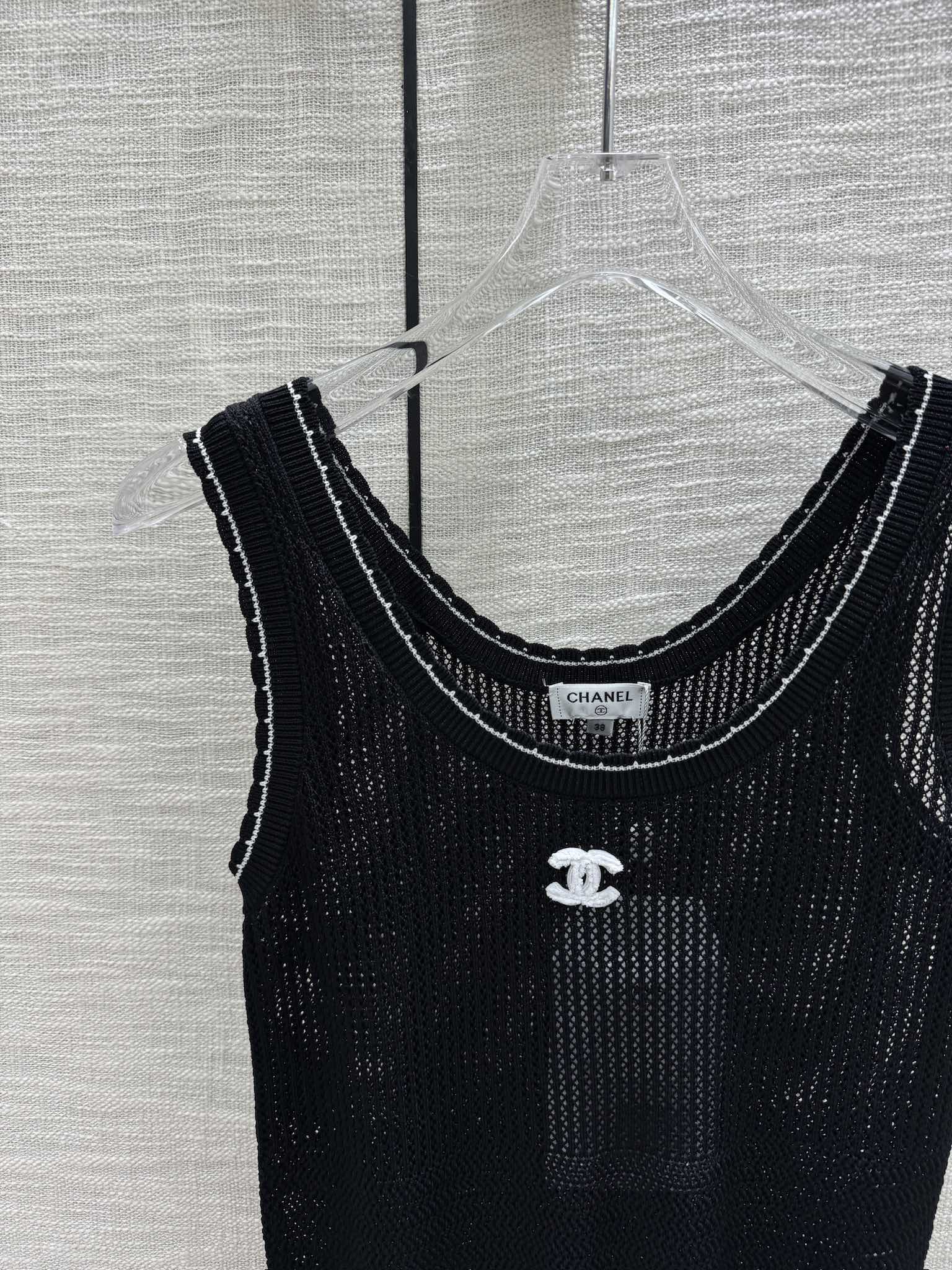 Вязаный жилет Chanel 2403 с ажурной отделкой - черный