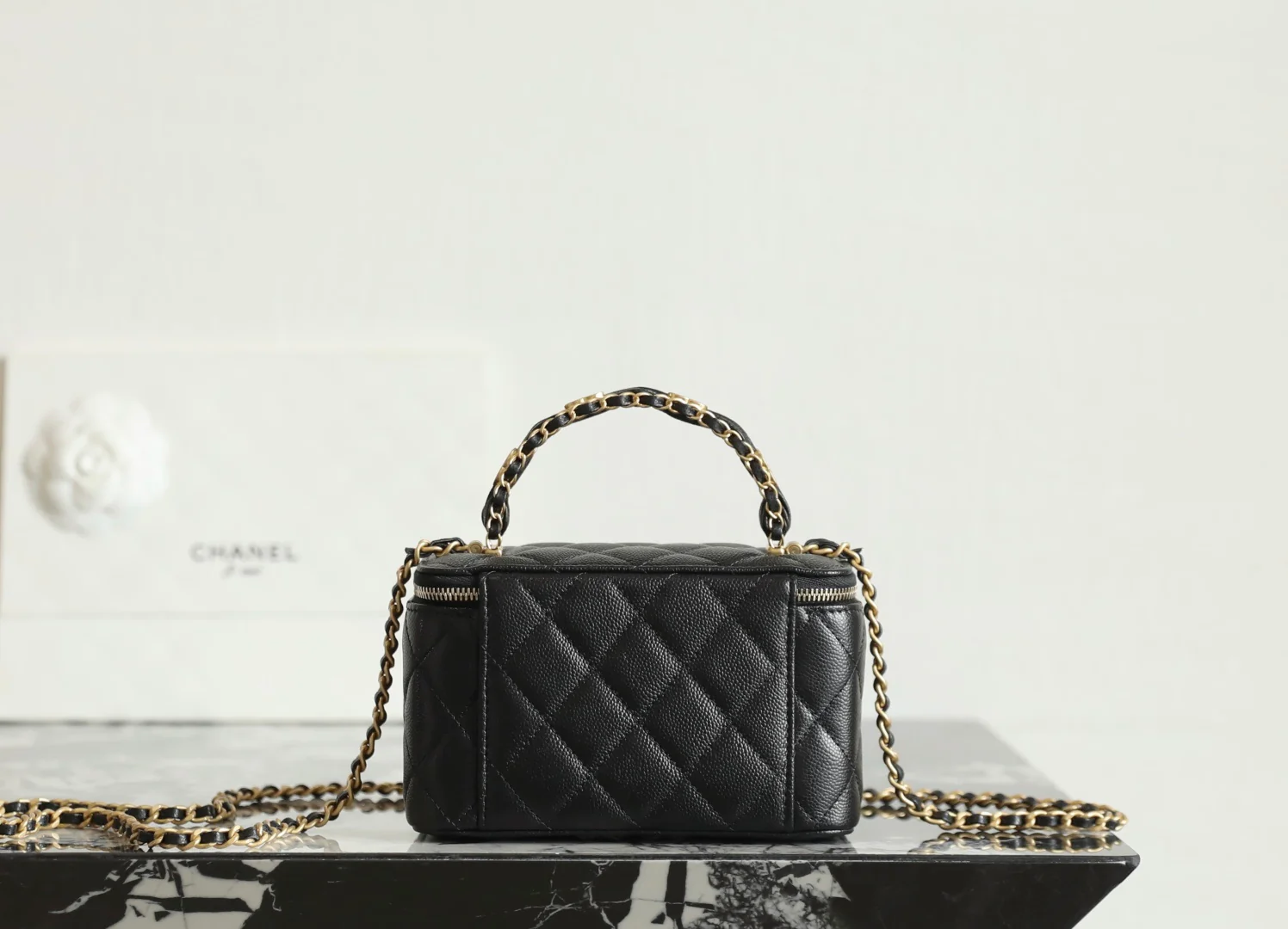 Chanel - ??? - Косметичка с двумя кожаными ручками - ??? - Черная с золотой фурнитурой