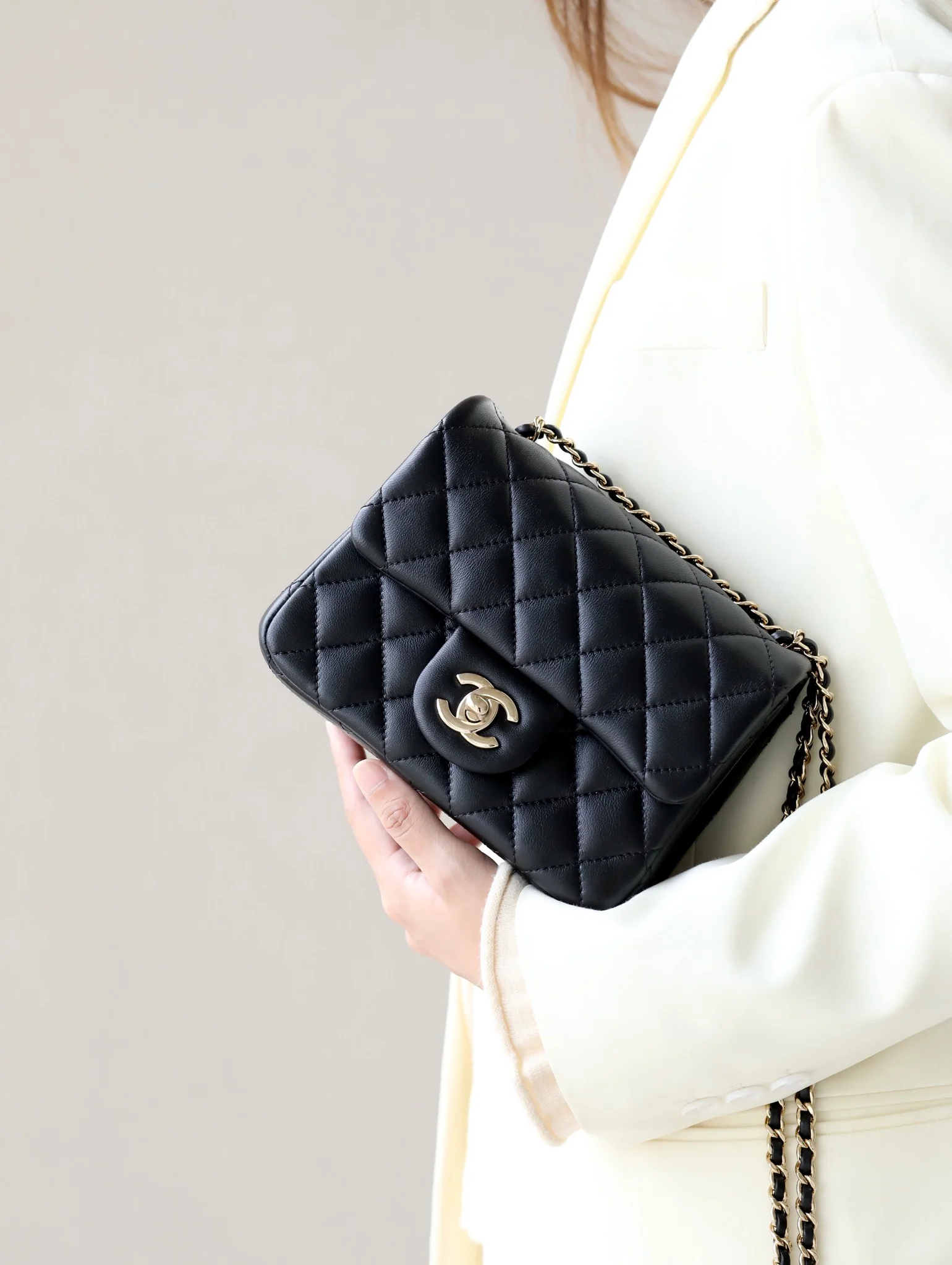 Новые поступления коллекции Chanel весна/лето 2023 — Футбольная серия — Сумка CF — Фотографии в действии