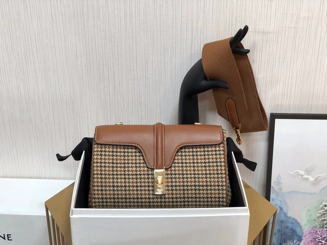 Сумка Celine Teen Soft 16 из мягкой телячьей кожи с узором ?гусиная лапка?.