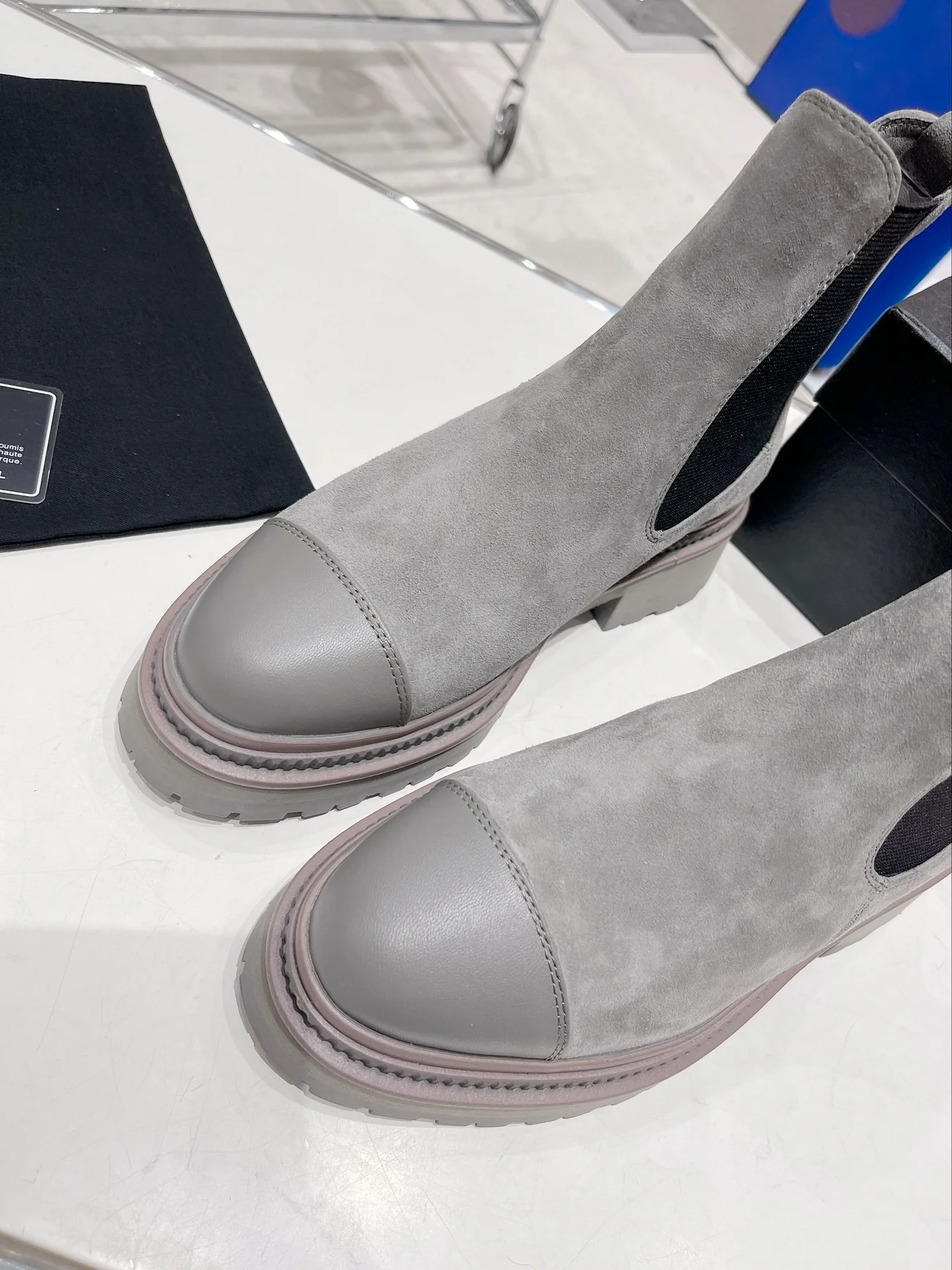 Новинка сезона осень/зима 2022 от Chanel - Ботинки челси - Серые