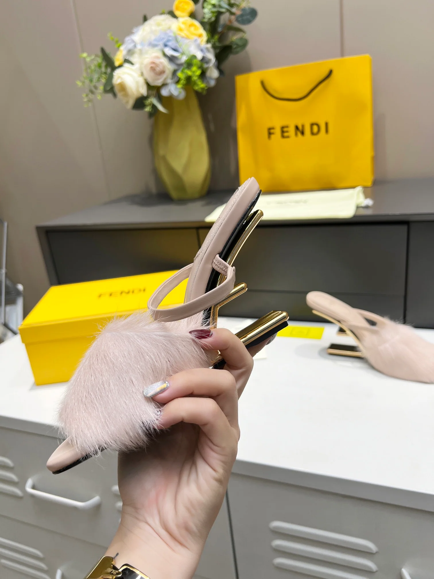 Fendi - Меховые тапочки на высоком каблуке - Светло-розовые