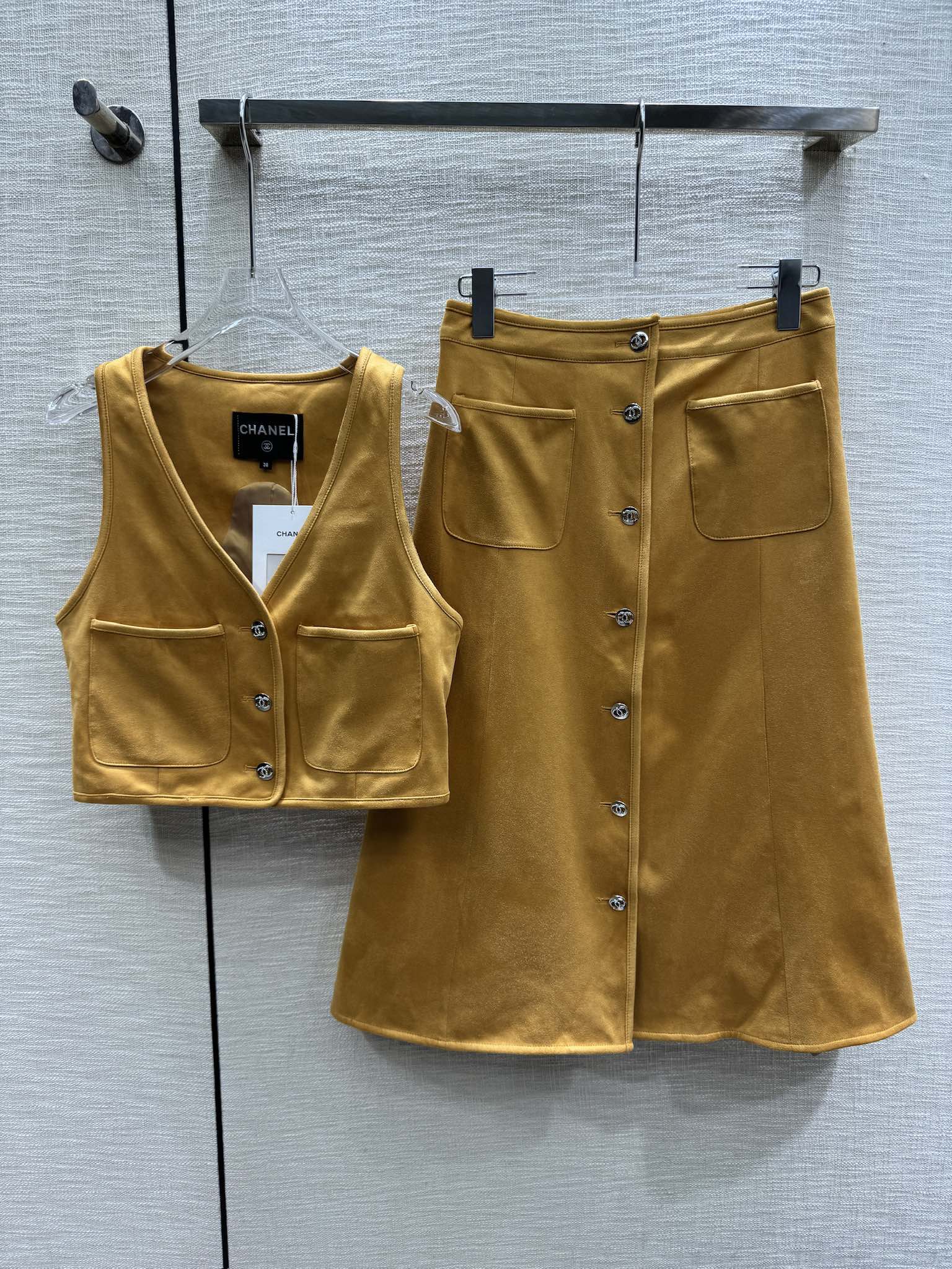 Экологичный жилет-комплект Chanel 2403 из искусственной замши