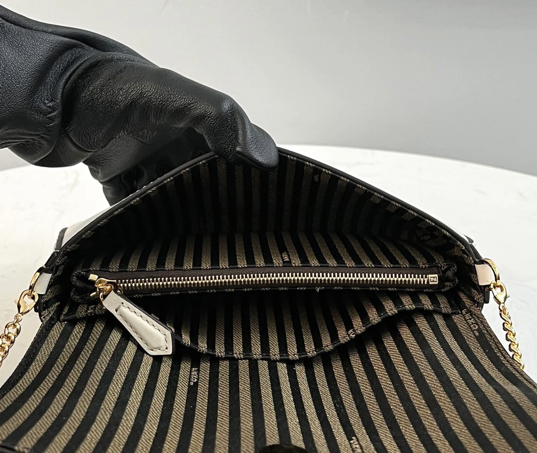 Fendi - Белый кошелек на молнии в сочетании с клатчем
