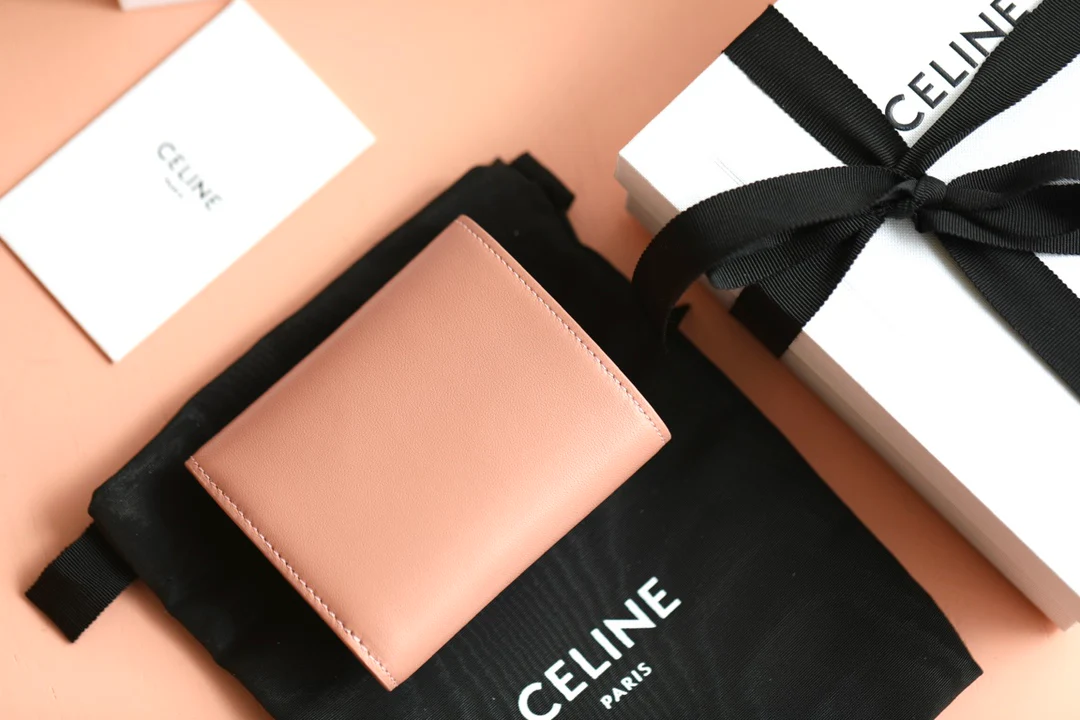 Маленький глянцевый кошелек Triomphe из овечьей кожи с клапаном - розовый