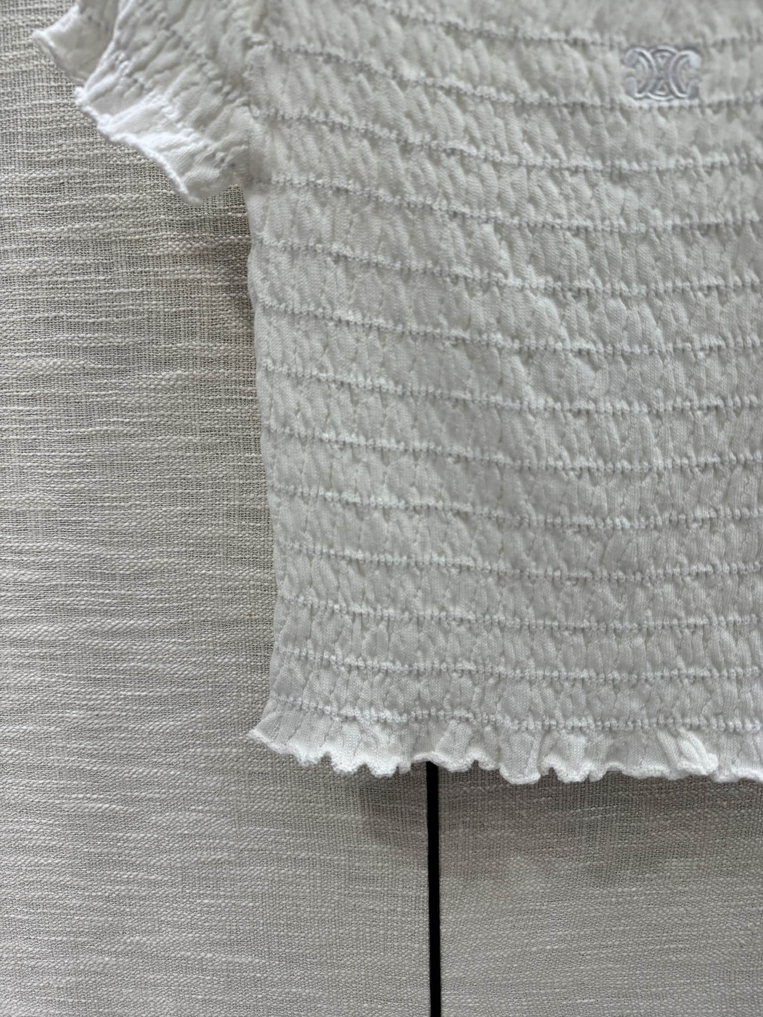 Celine 2403 - Трикотажное платье с коротким рукавом и плиссировкой, открытыми плечами - Белое