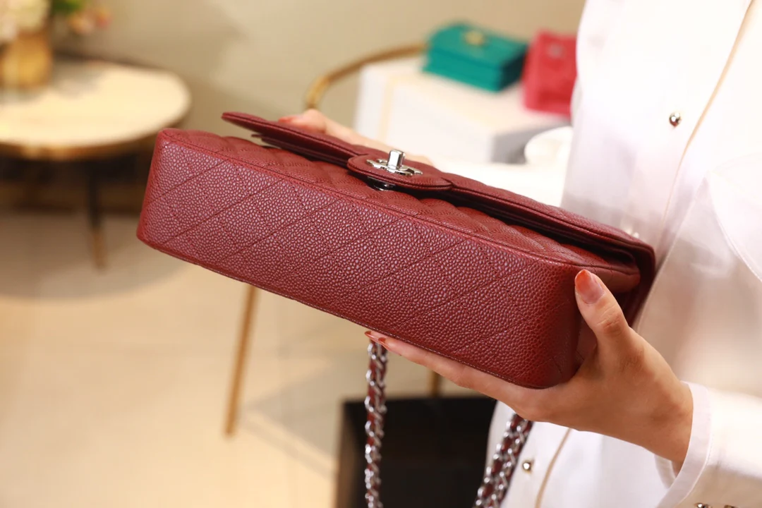 Классическая сумка Chanel Caviar CF, бордовая, с серебряной пряжкой, 25 см.