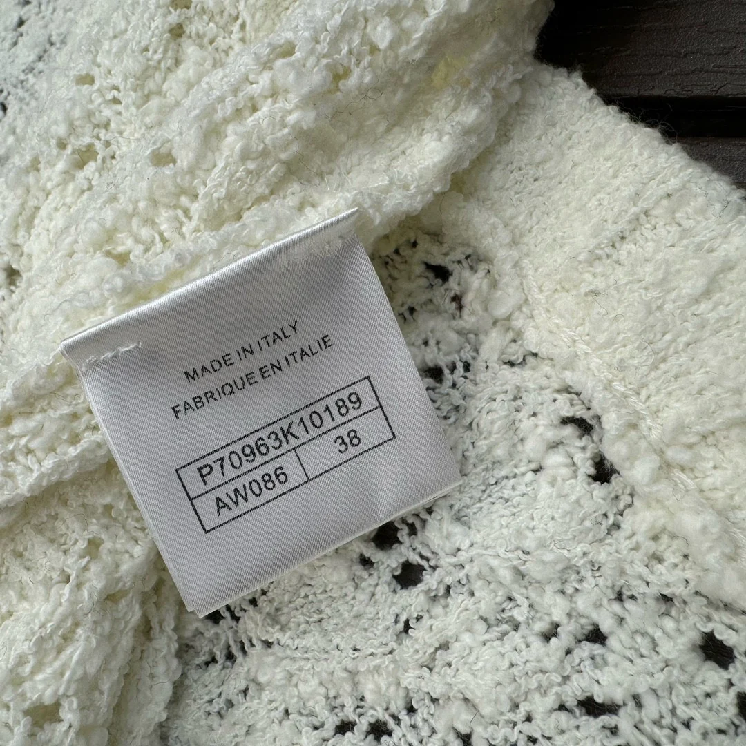 Платье-жилет Chanel 2403, новое, с ажурной вышивкой и пуговицами, вязаное крючком, белое.