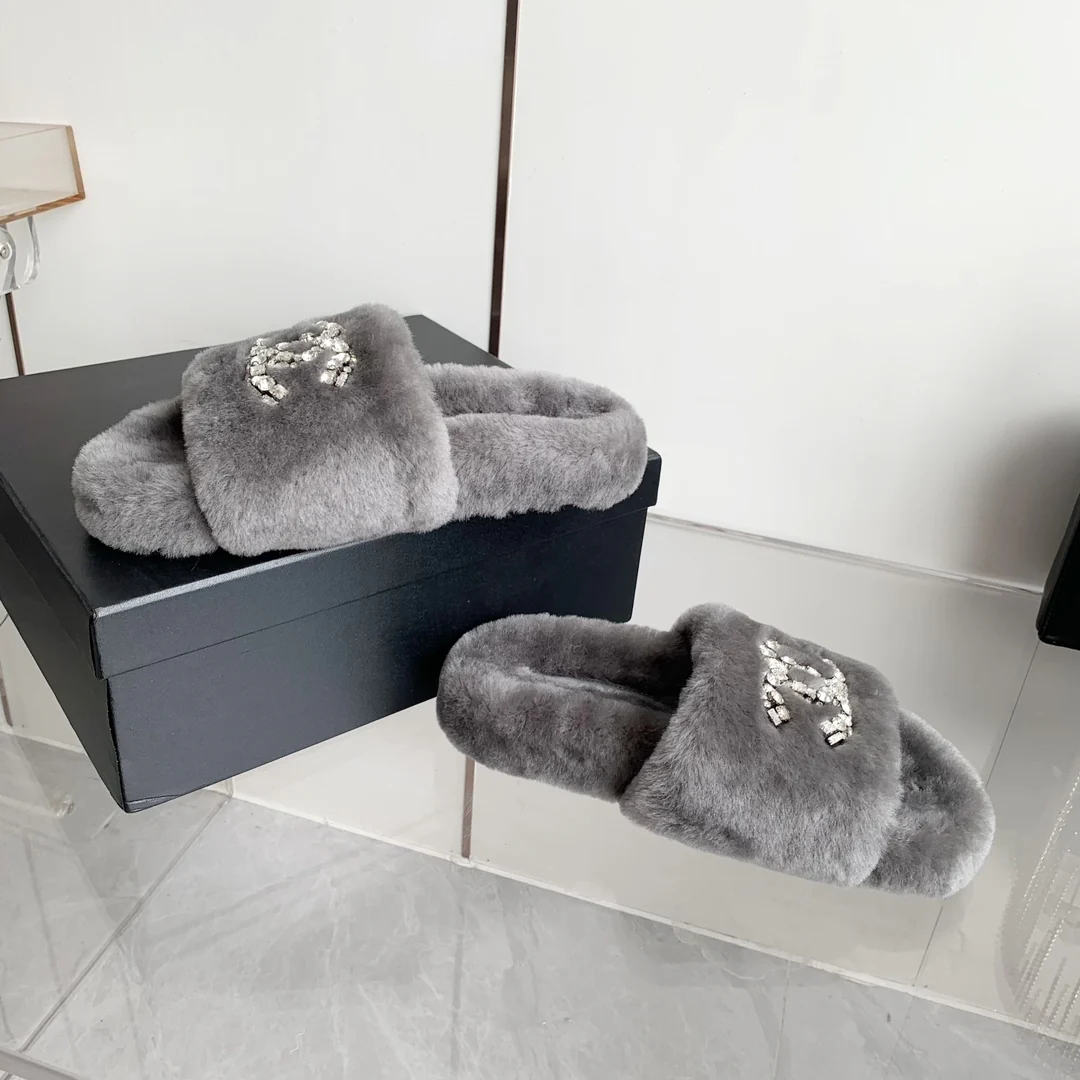 Новинка сезона осень/зима 2023 от Chanel - Шерстяные тапочки - Серые со стразами