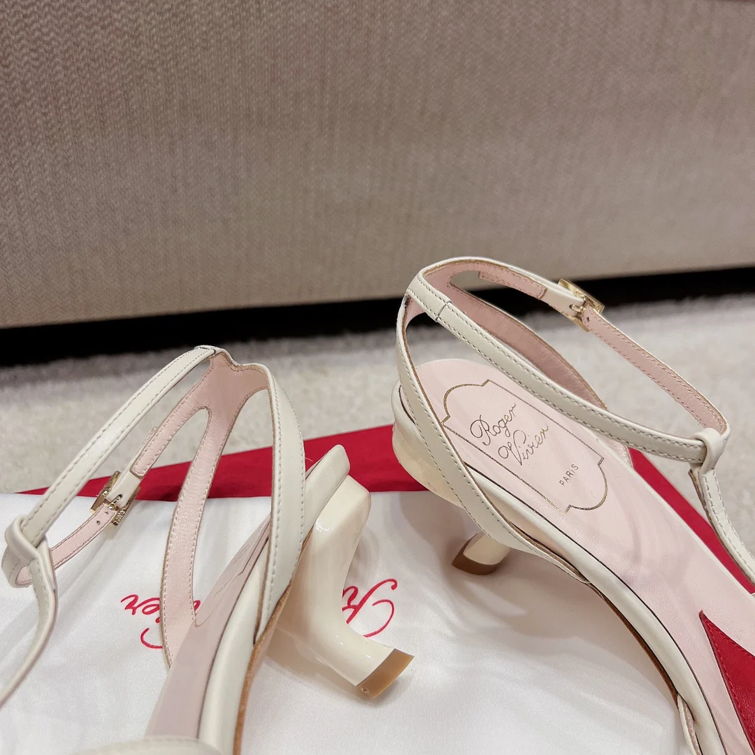 Сандалии RV Shoes - белые, с квадратной пряжкой, на низком каблуке и ремешками.