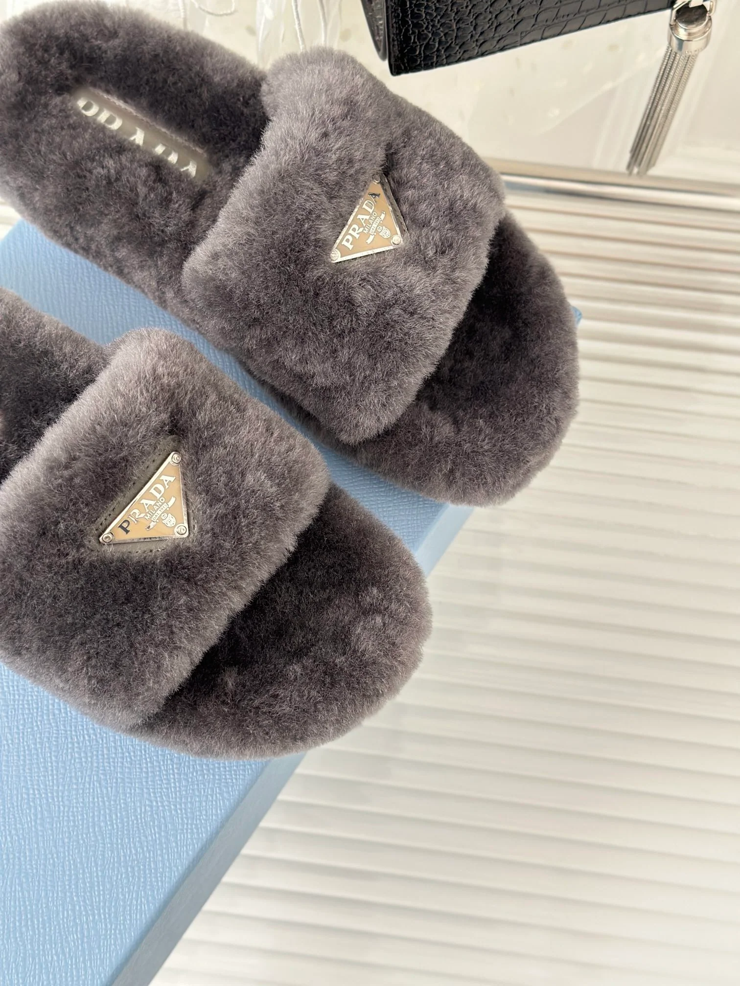 Новинка сезона осень/зима 2023 от Prada - Шерстяные тапочки - Железно-серый