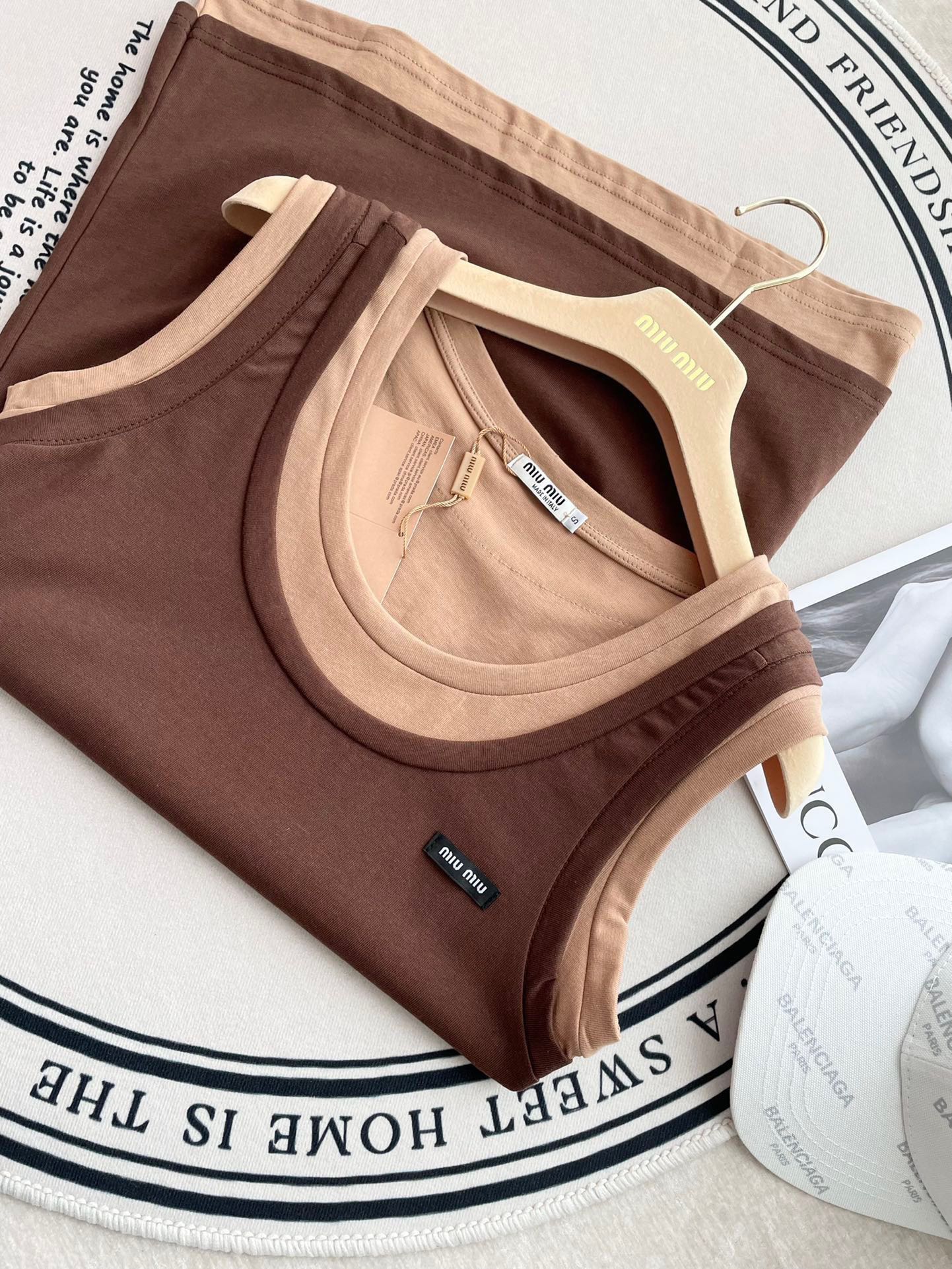 Новинка сезона весна/лето 2024 от Miu Miu: многослойный, культовый универсальный жилет — коричневый.