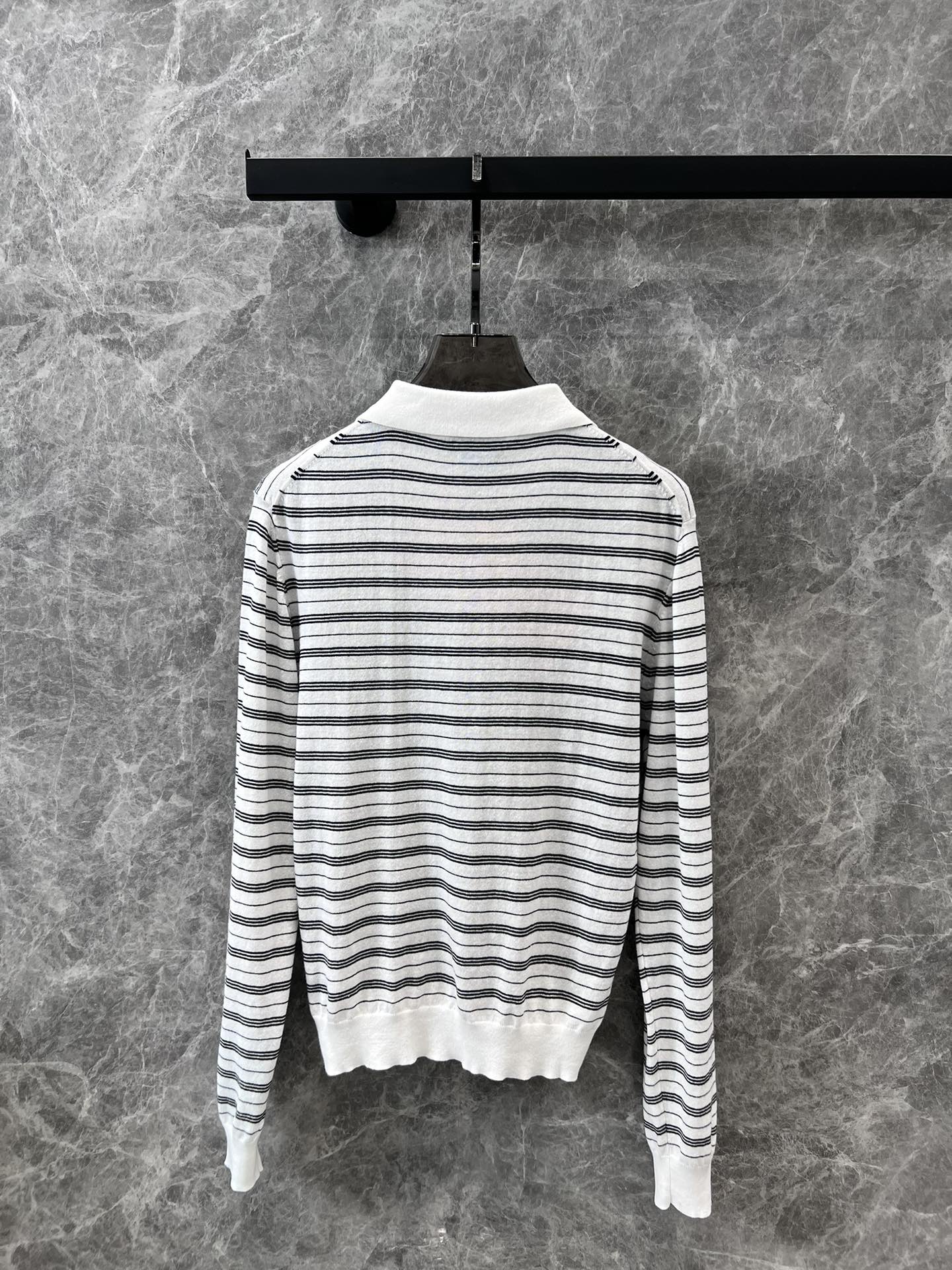 Miu Miu - 2404 - Вязаный свитер-поло с воротником и длинными рукавами в девичьем стиле