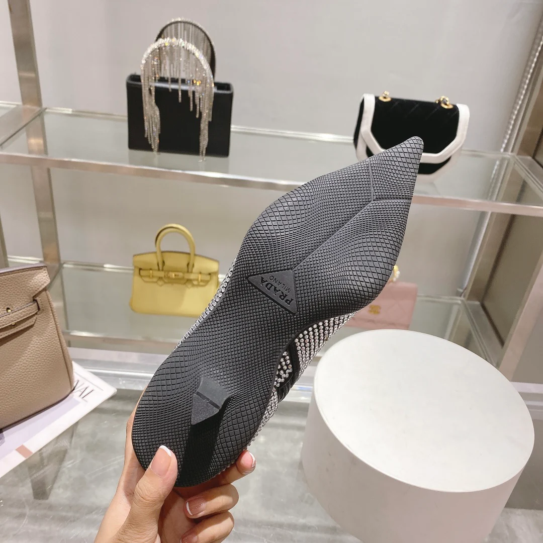 Ботильоны Prada с острым носком - серебристые