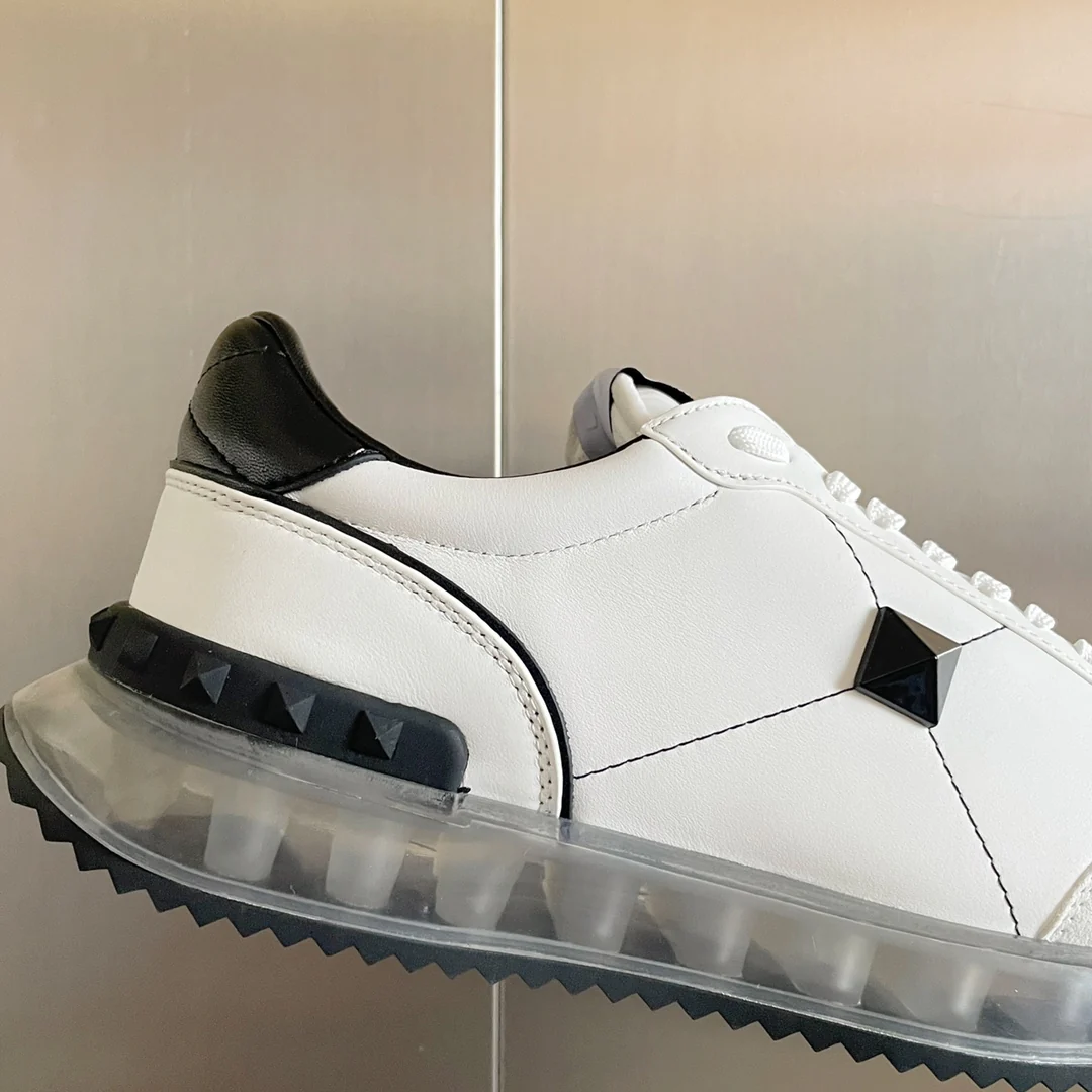 Valentino - Спортивные туфли с заклепками по периметру - Парные - Черная отделка