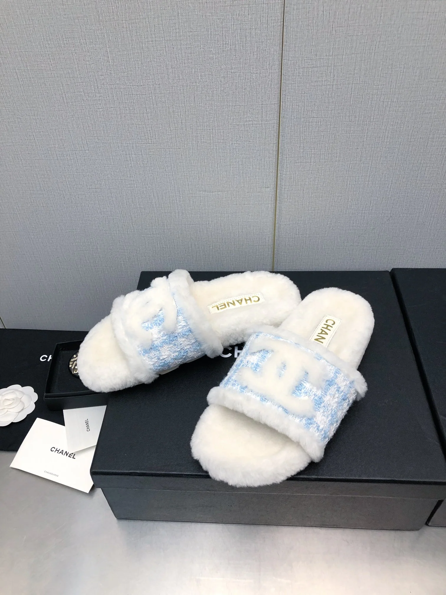 Новинка сезона осень/зима 2023 от Chanel - шерстяные клетчатые тапочки - синие.