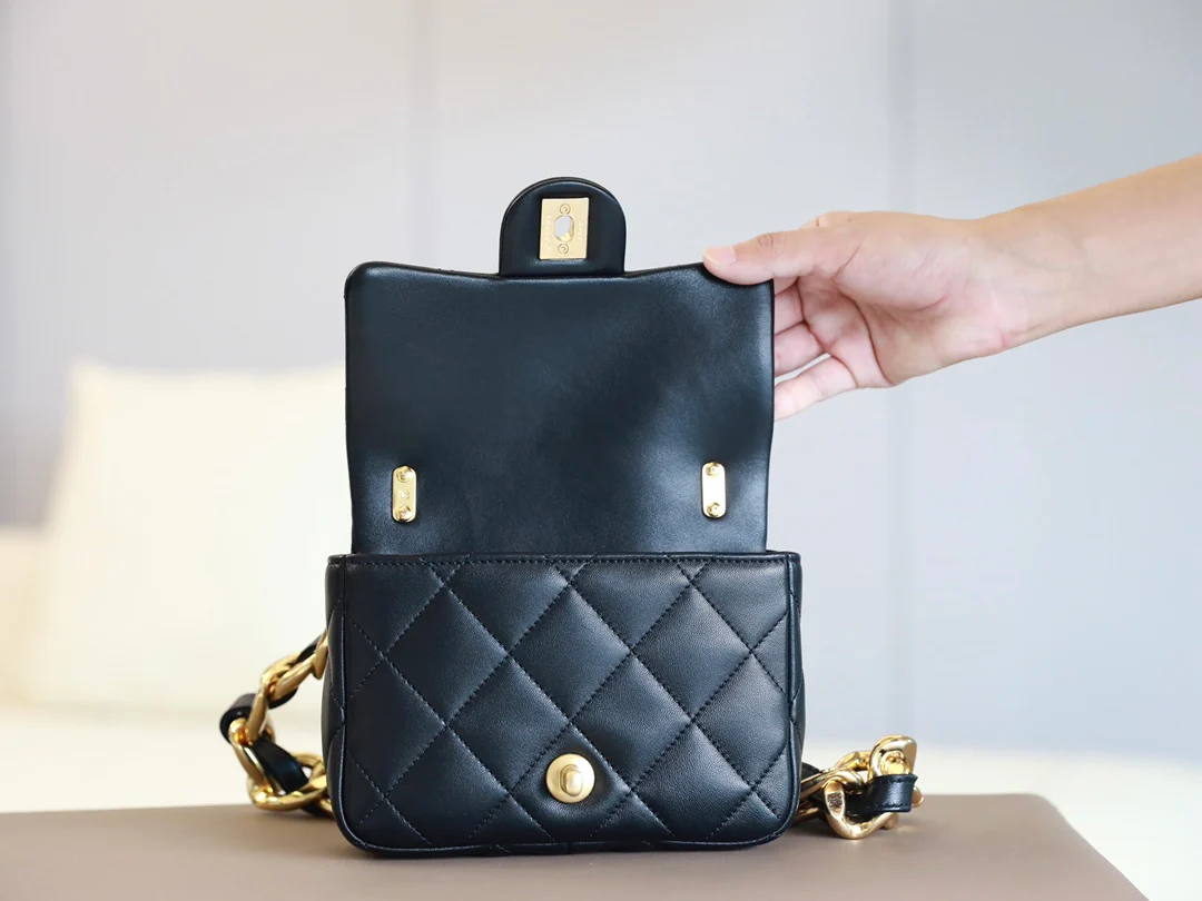 Винтажная сумка-мессенджер Chanel под мышкой - 1