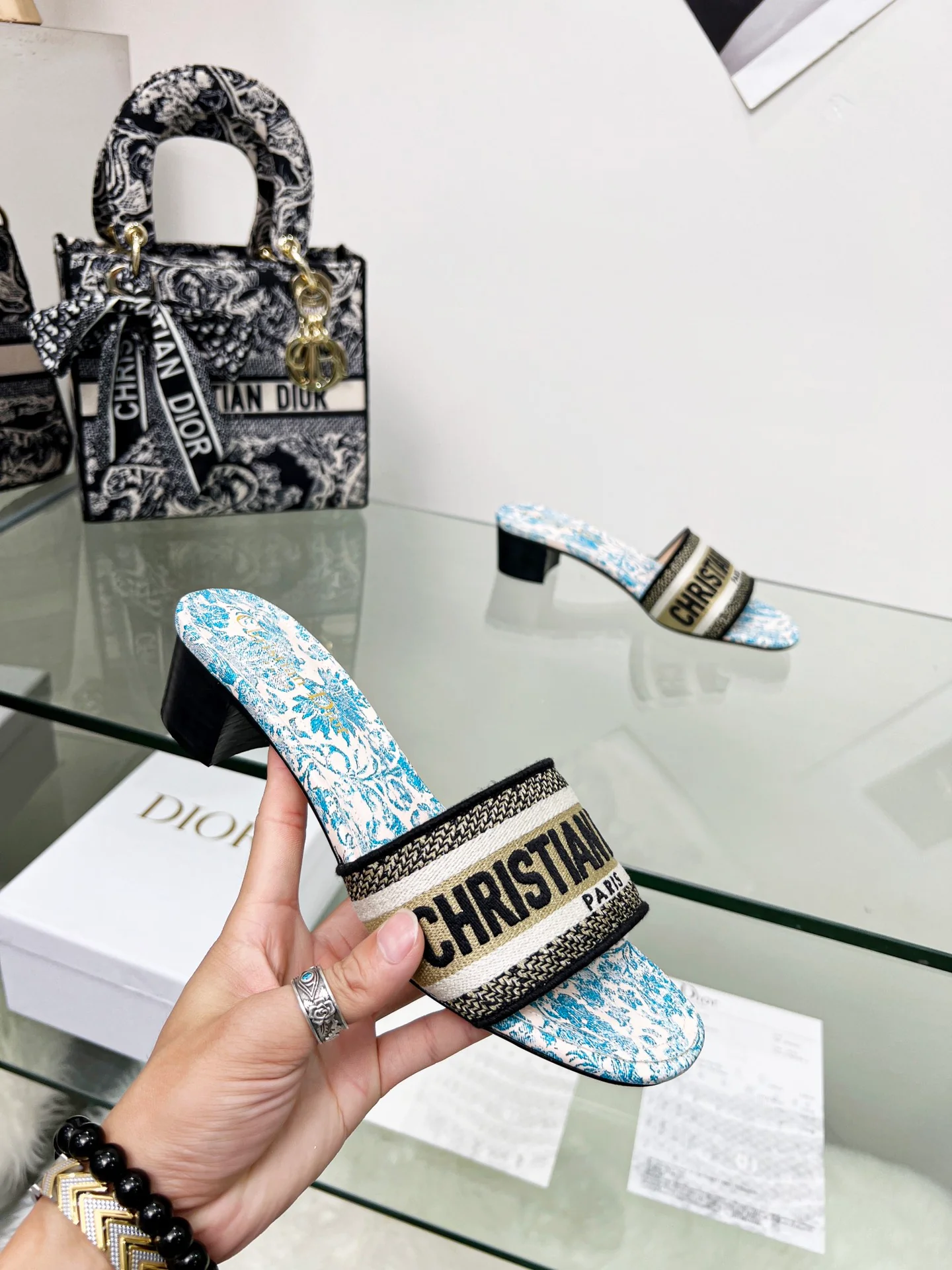 Новинка сезона весна/лето 2022 — туфли на каблуке с вышитыми буквами.