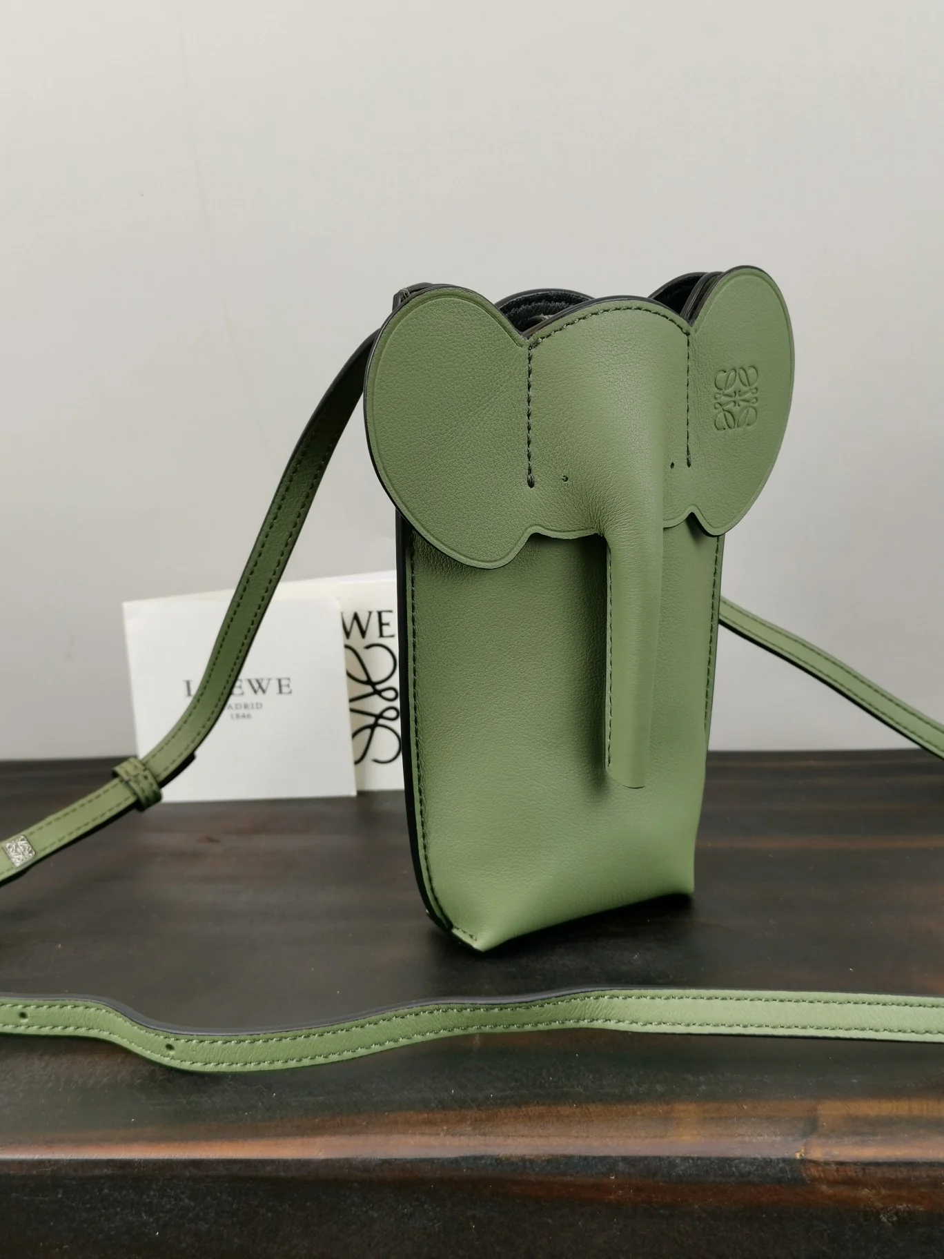 Loewe - Сумка для телефона New Elephant - Зеленая