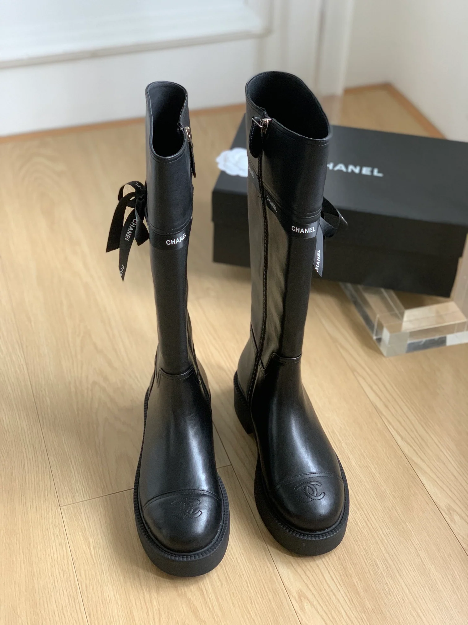 Новинка сезона осень/зима 2023 от Chanel - Коллекция сапог с лентами - Высокие сапоги - Черные