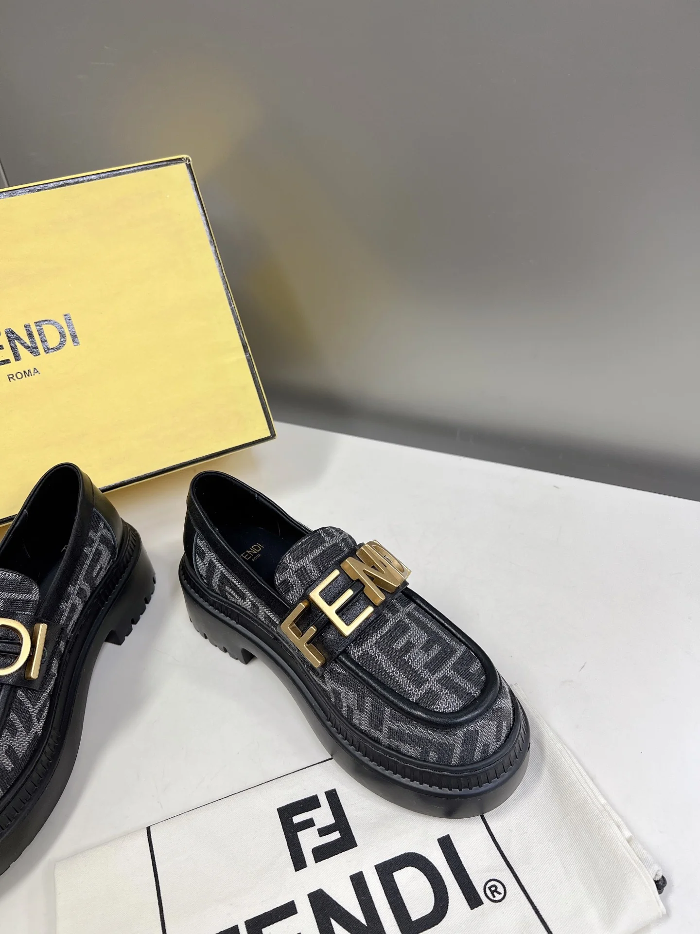 Новинка весны 2022 года от Fendi - туфли Letter Afro - серые.
