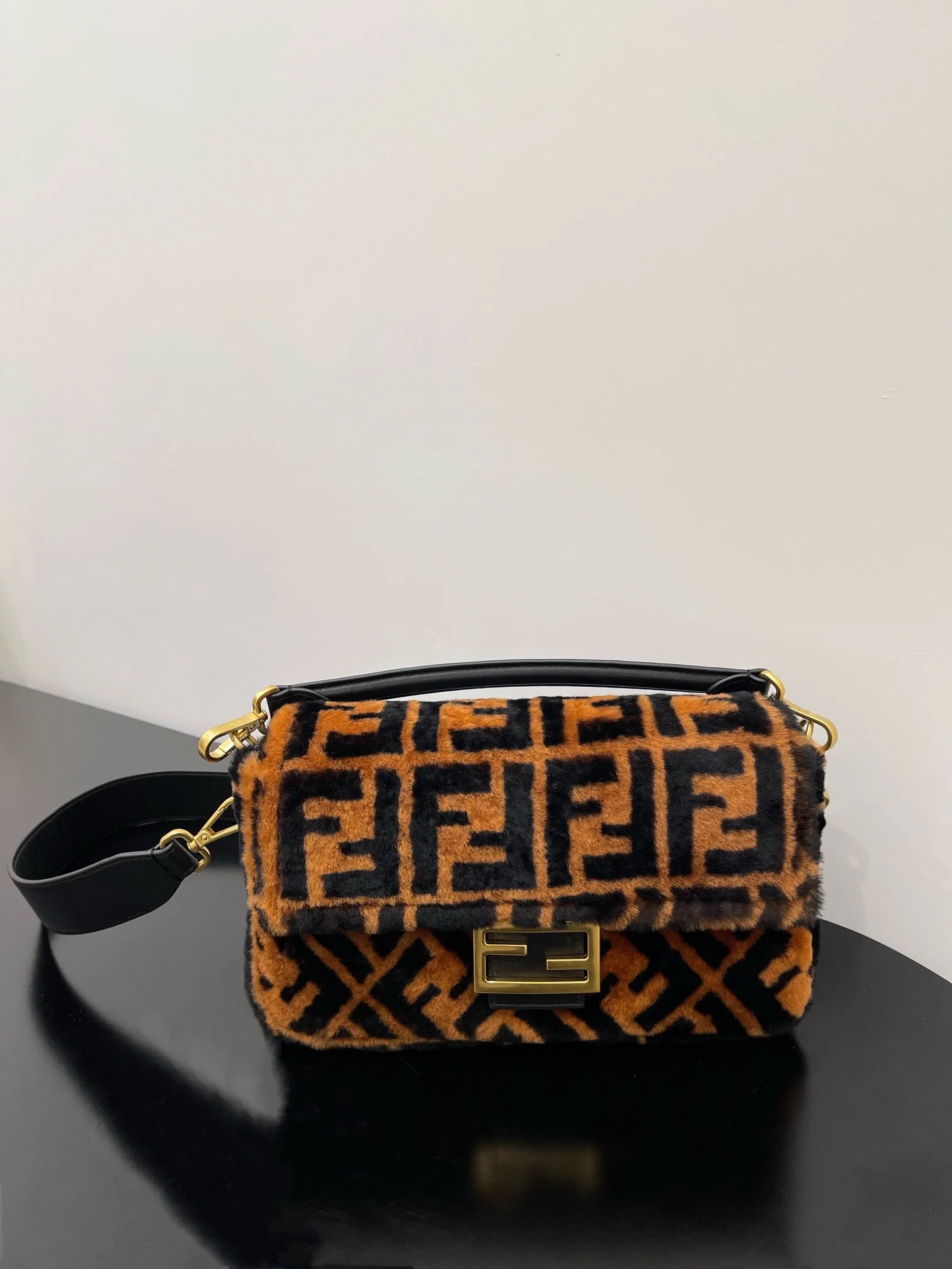 Сумка-багет Fendi из карамельной шерсти, средний размер.