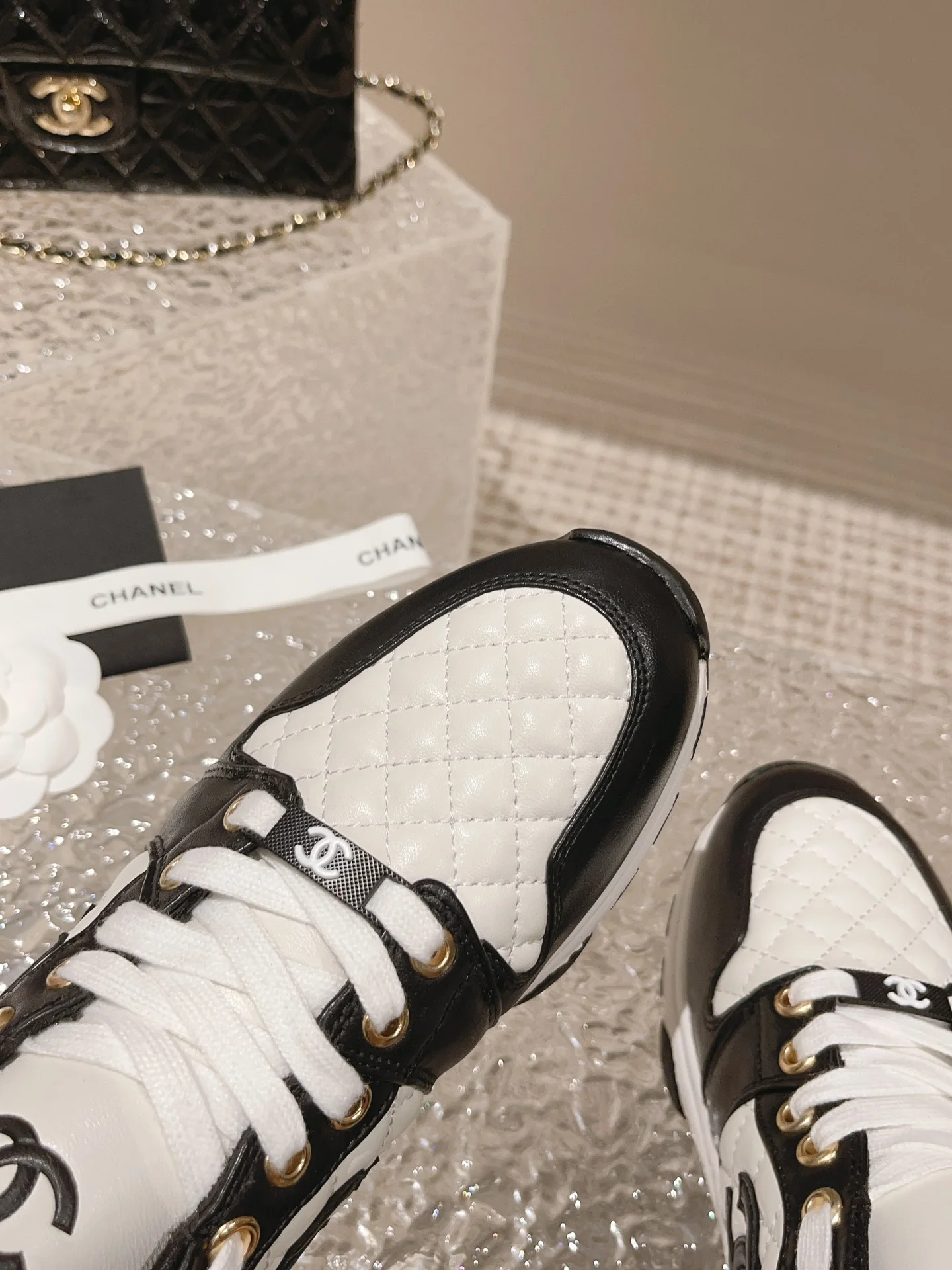 Низкие повседневные кроссовки Chanel - черные с ромбовидным узором