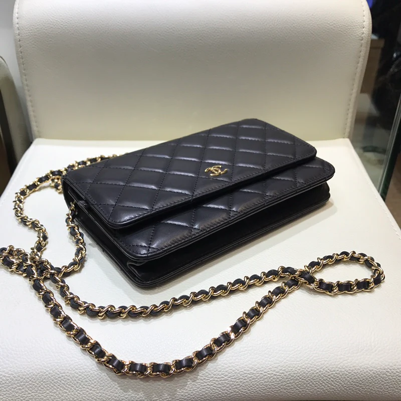 Классические часы Chanel WOC - 19 см - из черной овечьей кожи с золотой пряжкой