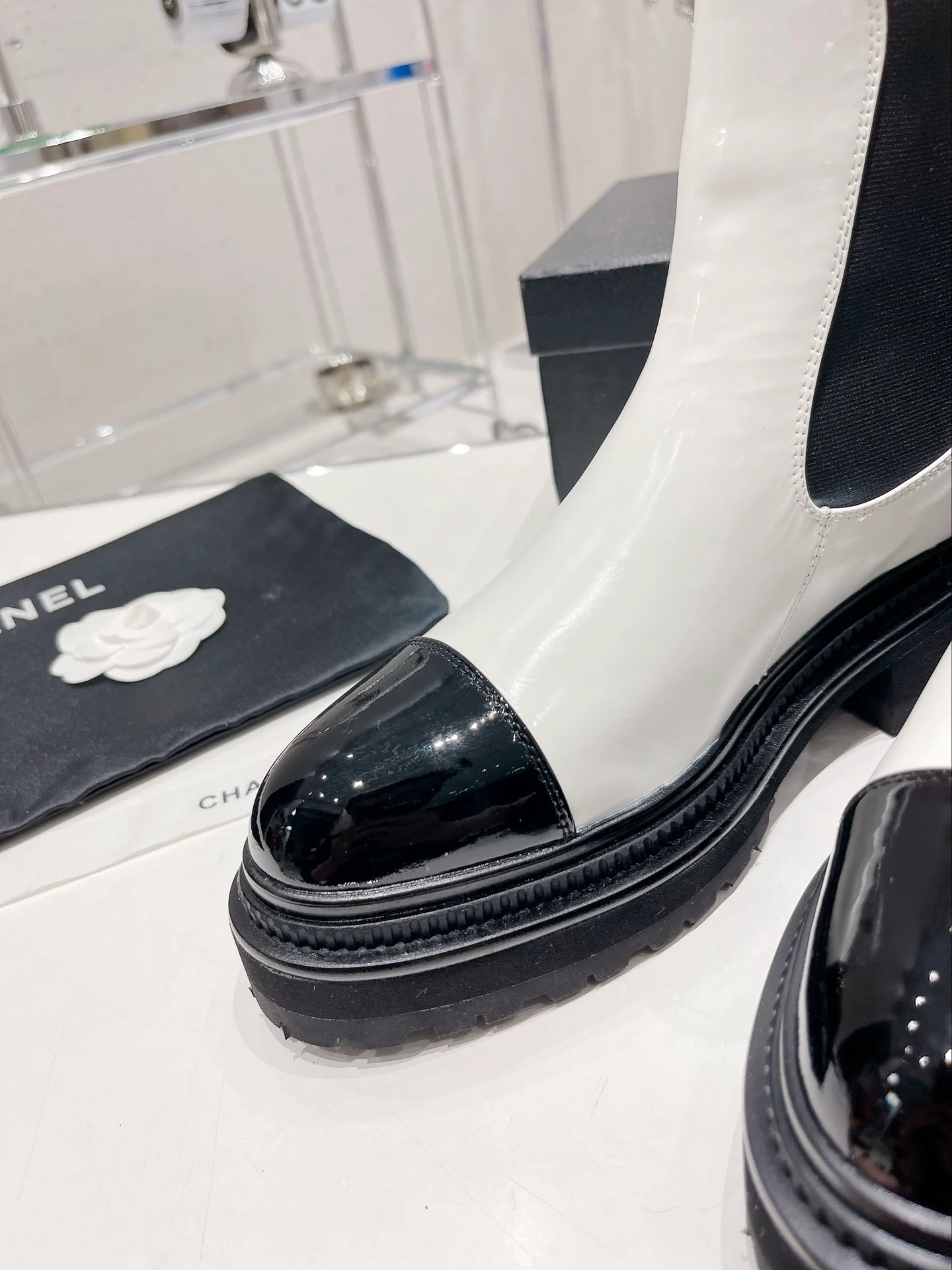 Ботинки челси — новинка осенне-зимней коллекции 2022 года — белые.