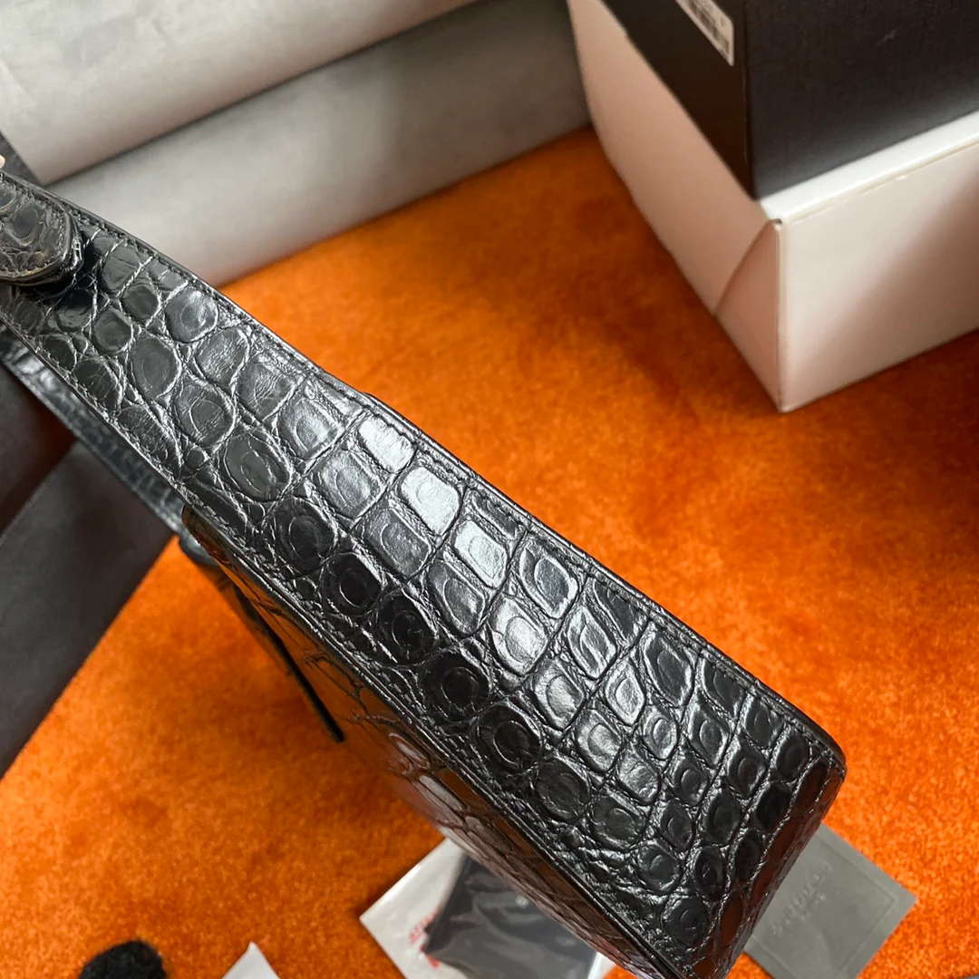 Сумка-седло YSL с вышивкой под крокодиловую кожу и золотой пряжкой.