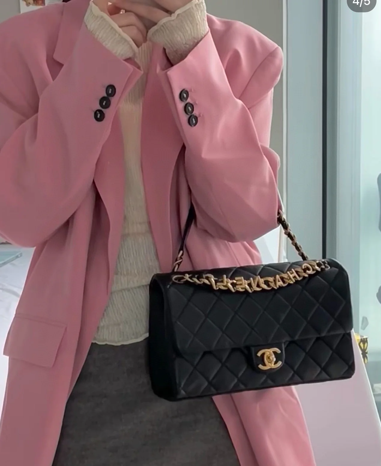 Коллекция Chanel Весна/Лето 2023 - Сумка с клапаном и цепочкой в ??виде буквы - Черная - 26 см