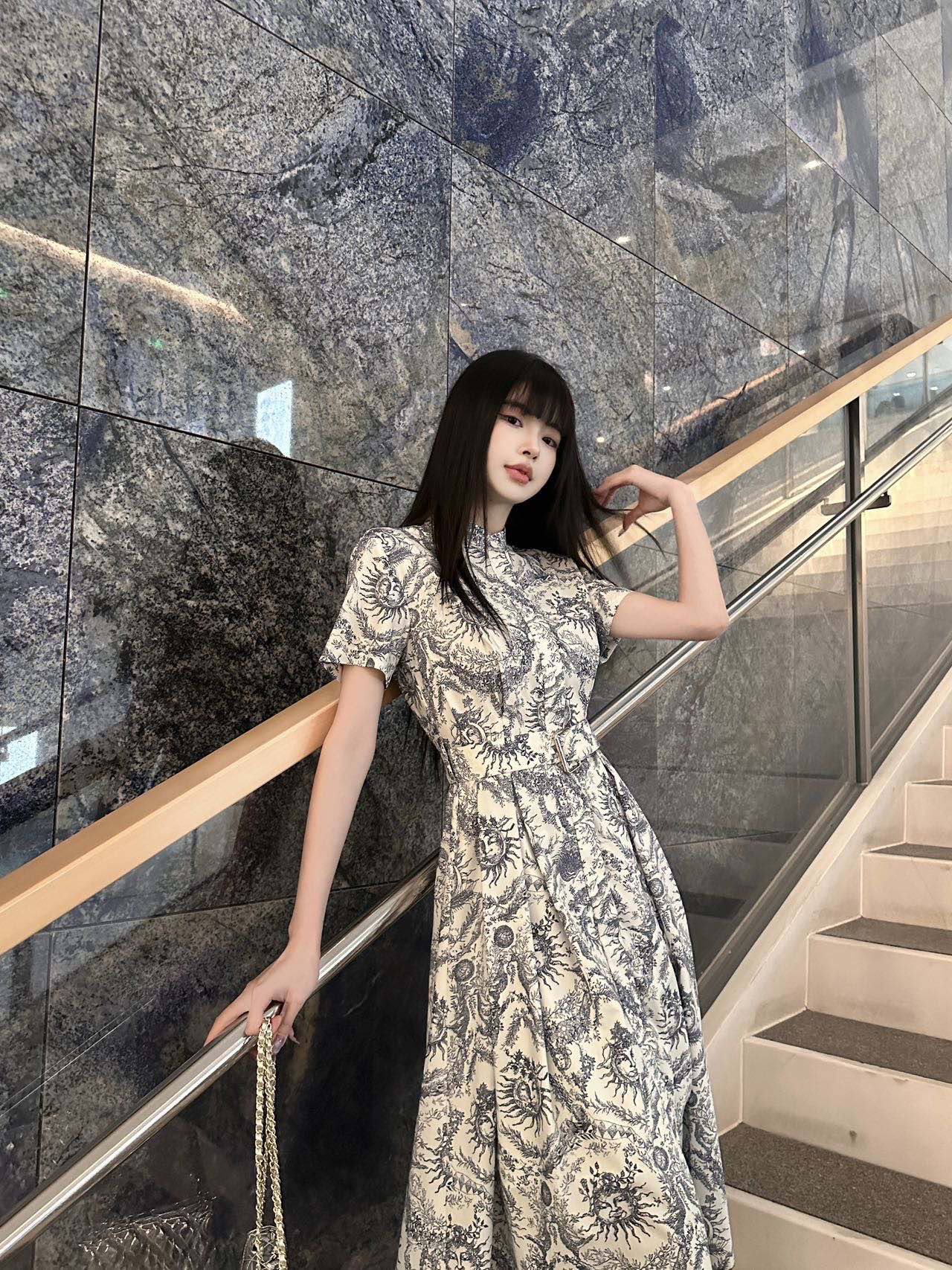 Платье Dior 2403 с короткими рукавами и узором ?Бог Солнца? — желтое.