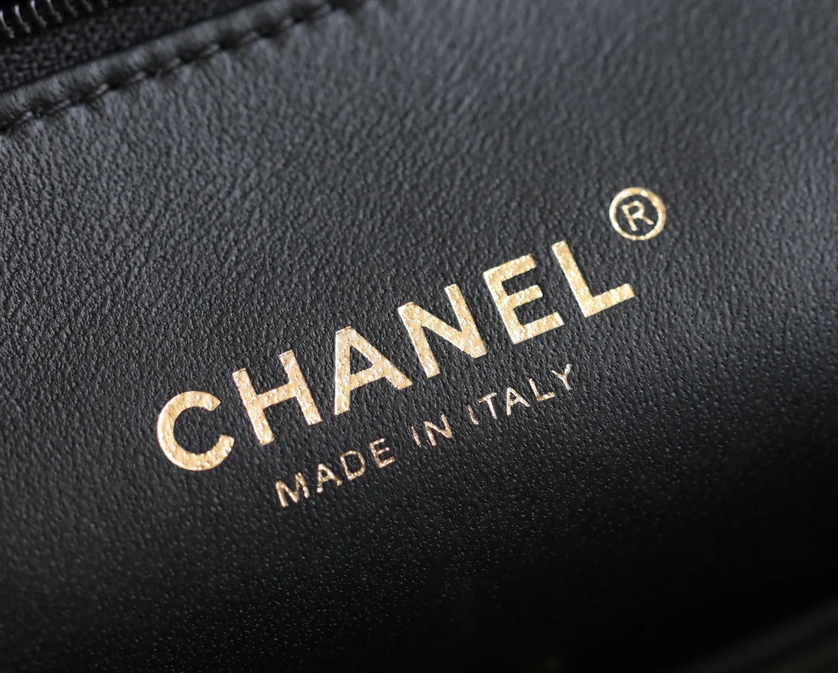 Большая черная сумка Chanel с клапаном и поворотной ручкой.