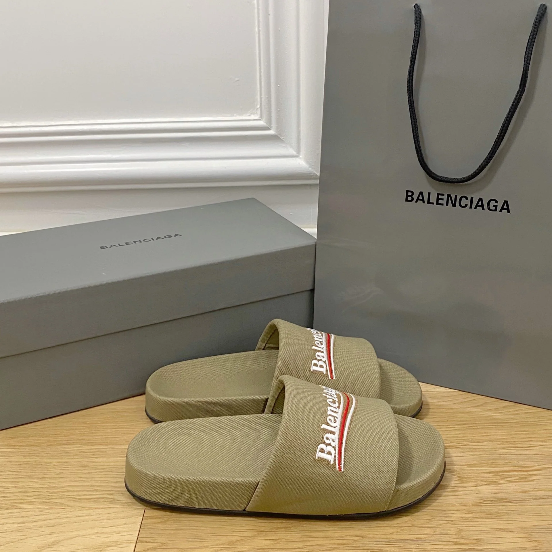 Balenciaga - Зеленые тапочки