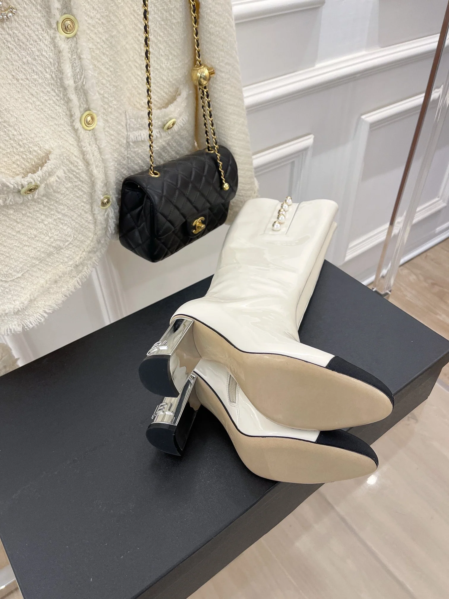 Новинка сезона осень/зима 2022 от Chanel - Сапоги на высоком каблуке - Белые
