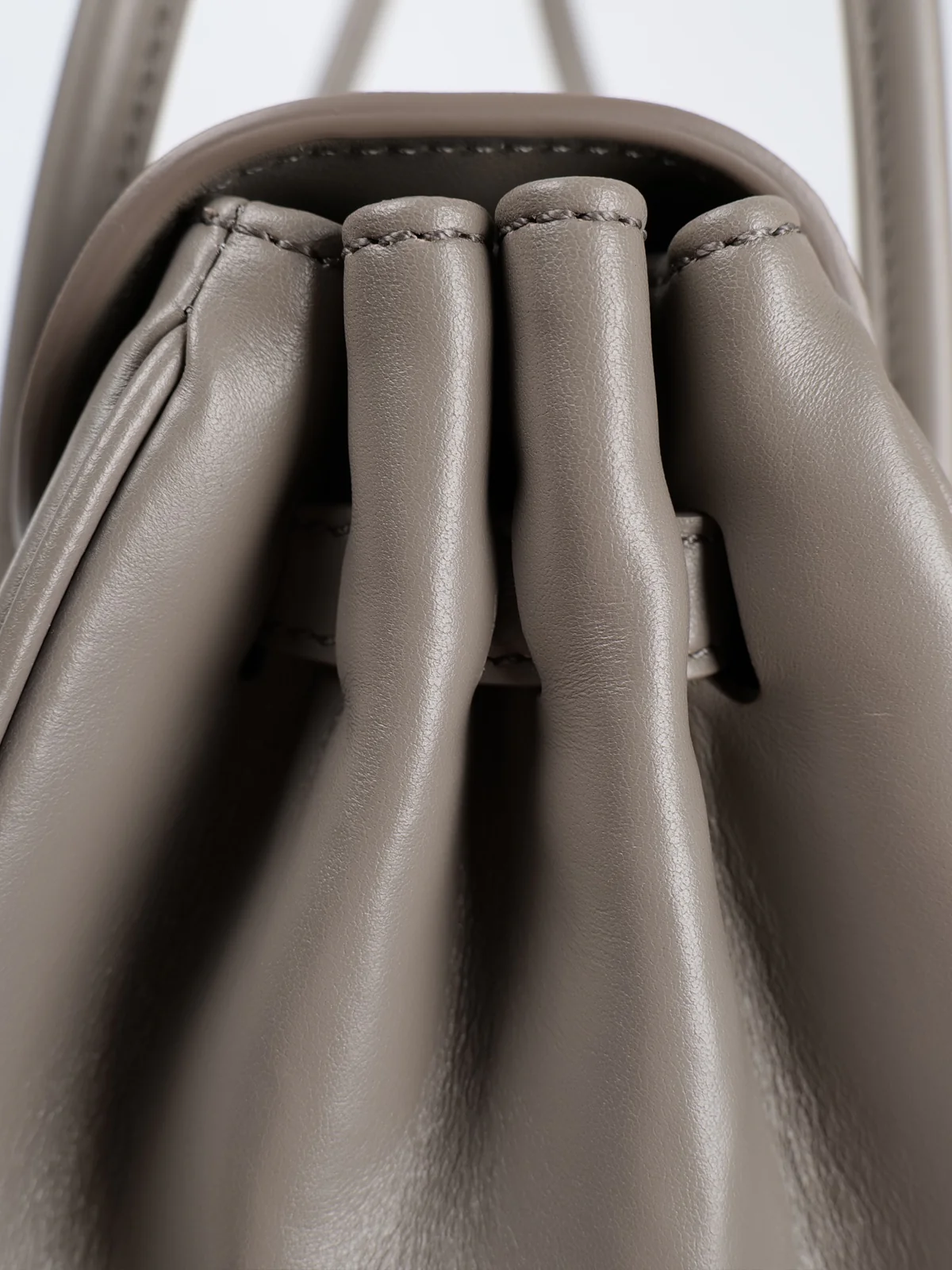 Сумка-багет Miu Miu через плечо - серая