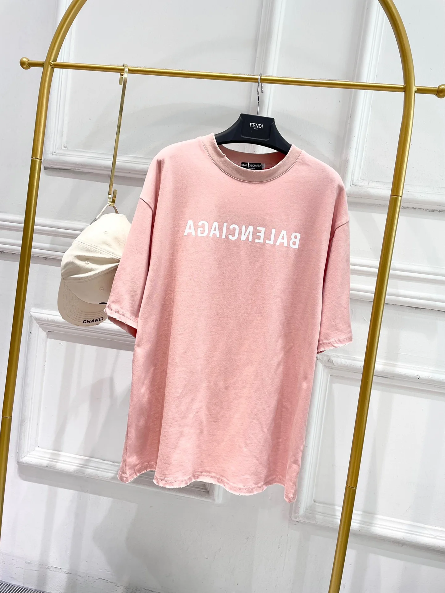 Balenciaga - 2403 - Простая хлопковая футболка свободного кроя с коротким рукавом и эффектом потертости