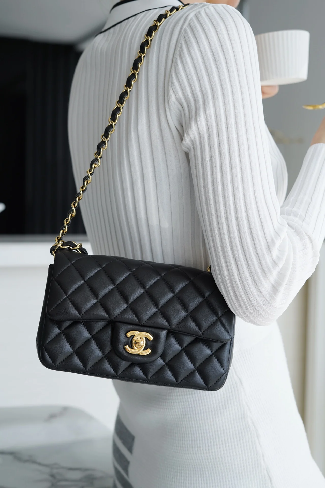 Мини-сумка Chanel CF 20 см из черной овечьей кожи с золотой пряжкой CF20