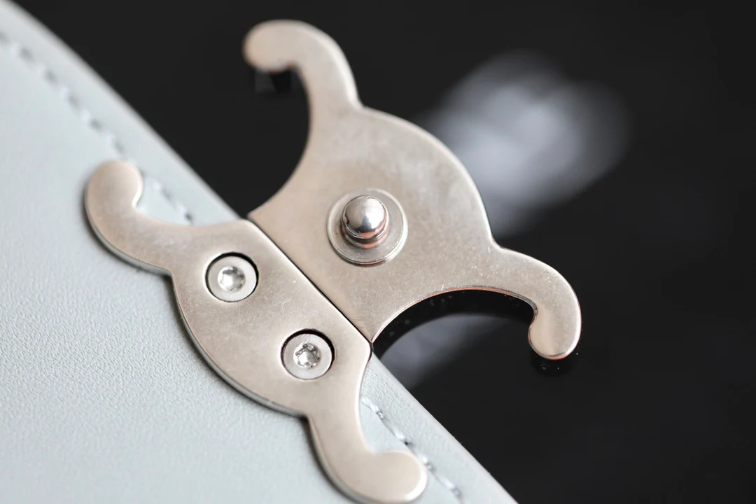 Celine TRIOMPHE 小号亮泽羊皮翻盖钱包-矿石灰