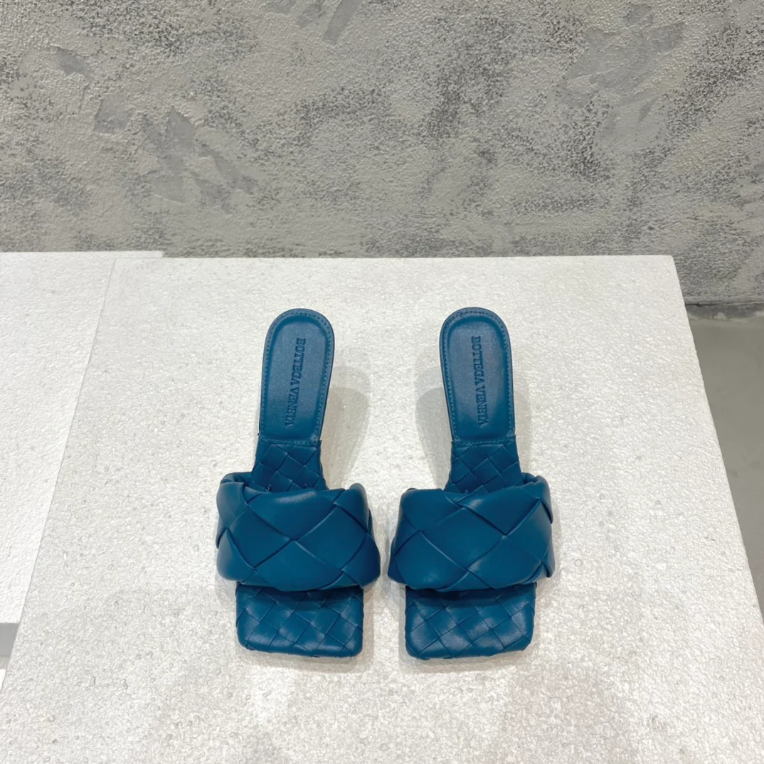 Новинка сезона весна/лето 2021 от BV - Плоские плетеные сандалии на шпильке - Синие