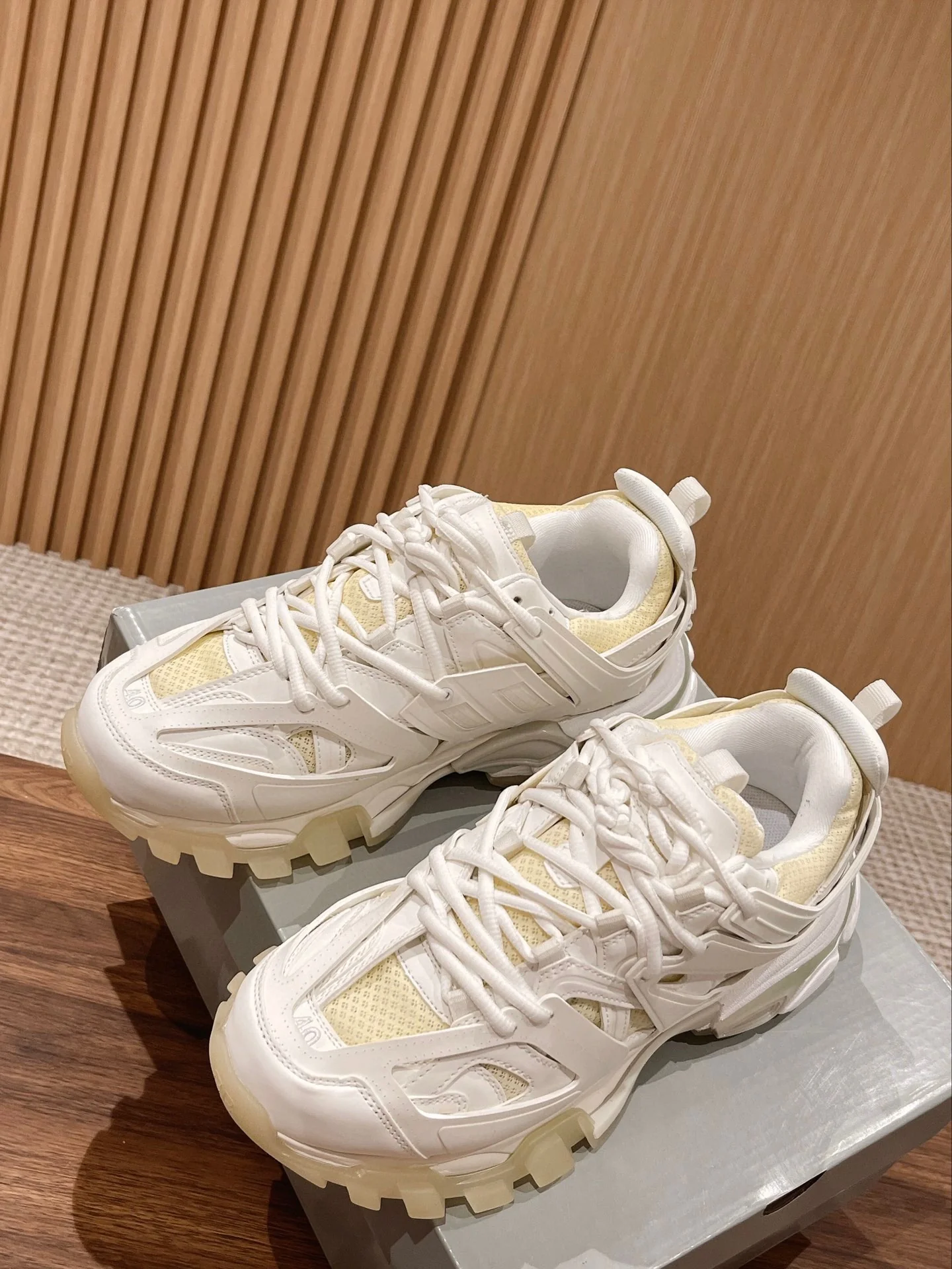 Кроссовки Balenciaga Track 3-0 (3-е поколение) Chunk - Унисекс - Белые - 1