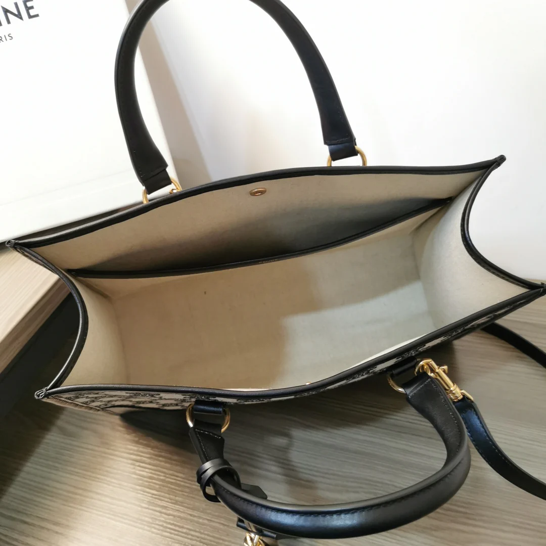 Миниатюрная кожаная сумка Celine Cabas Triomphe с вышивкой.