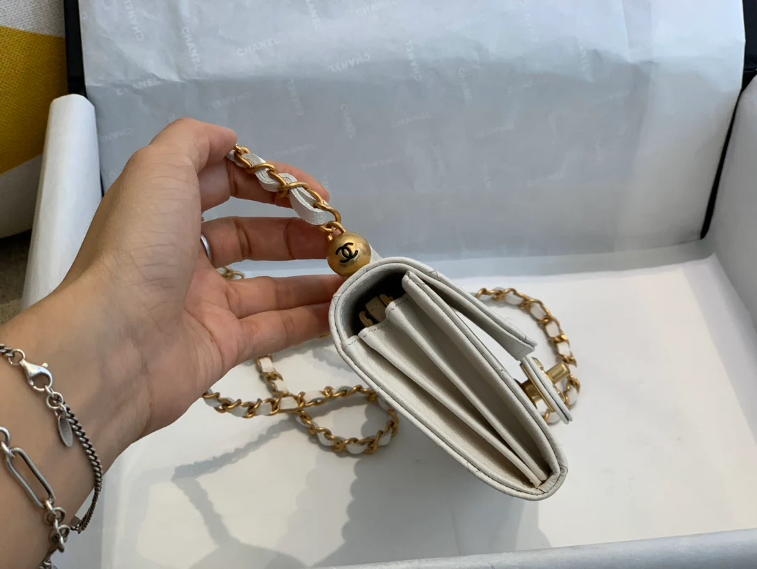 Chanel - с жемчужной цепочкой WOC-1