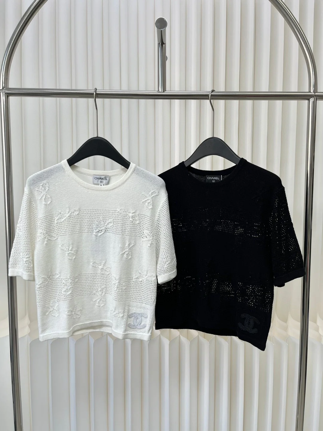 Chanel 2403 - Ажурная трикотажная футболка с коротким рукавом - Черная