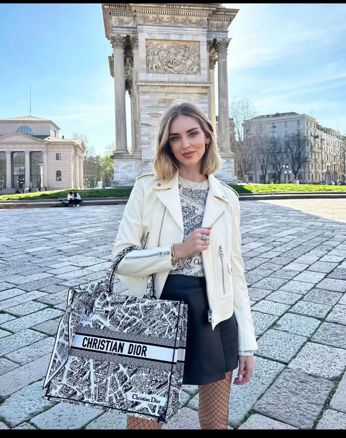 Сумка Dior Book Tote, большой размер 41-5 см, летняя коллекция 23, белая.